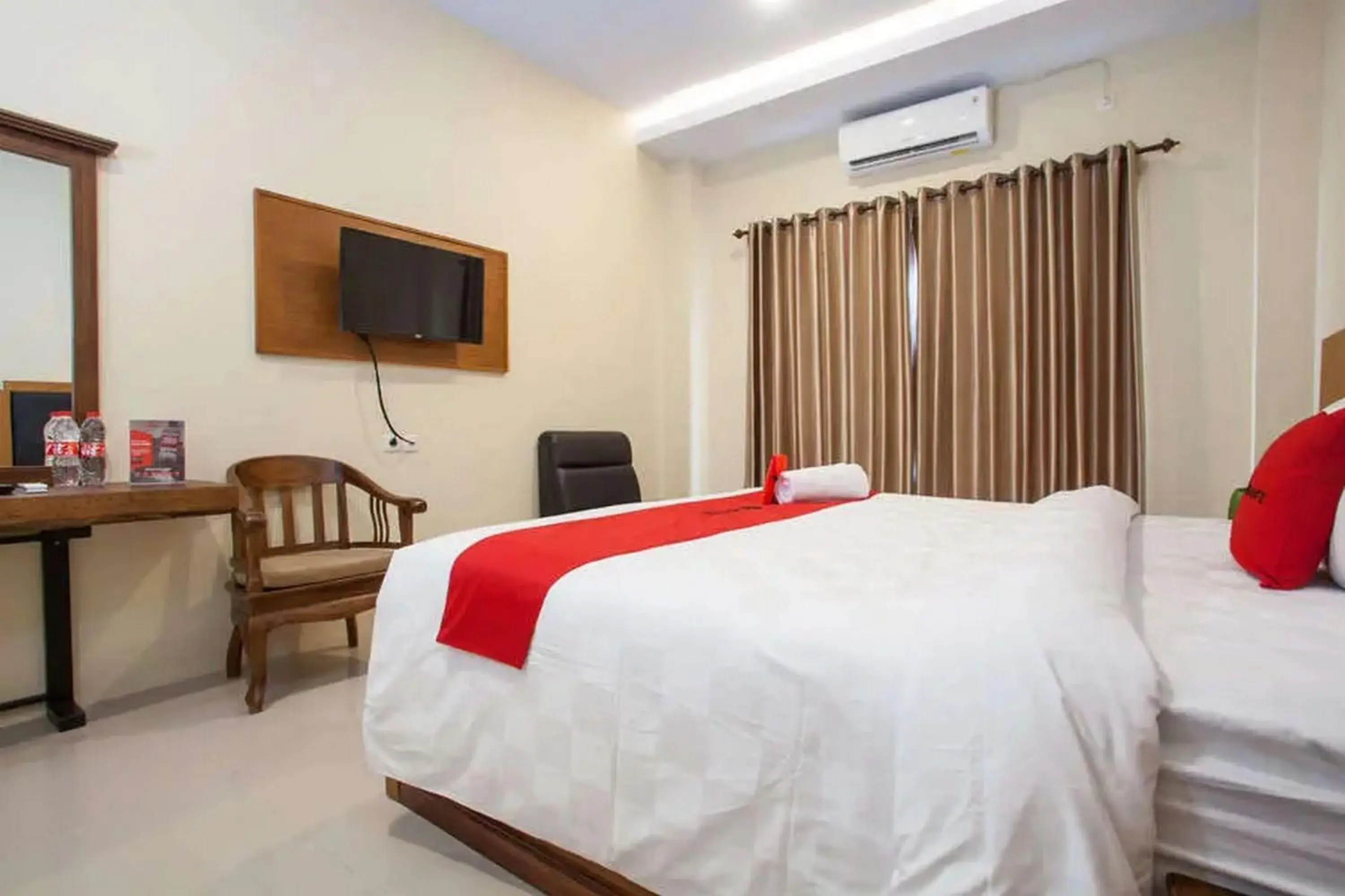Double Room in RedDoorz Premium @ Jalan Cengkeh Malang Double Room in RedDoorz Premium @ Jalan Cengkeh Malang