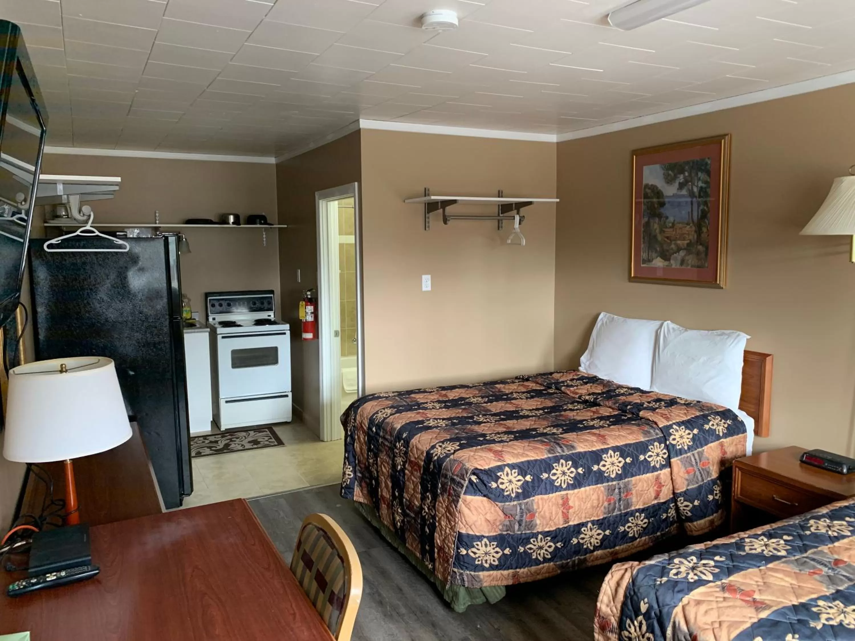 Bed in Village Inn & Suites - Sudbury