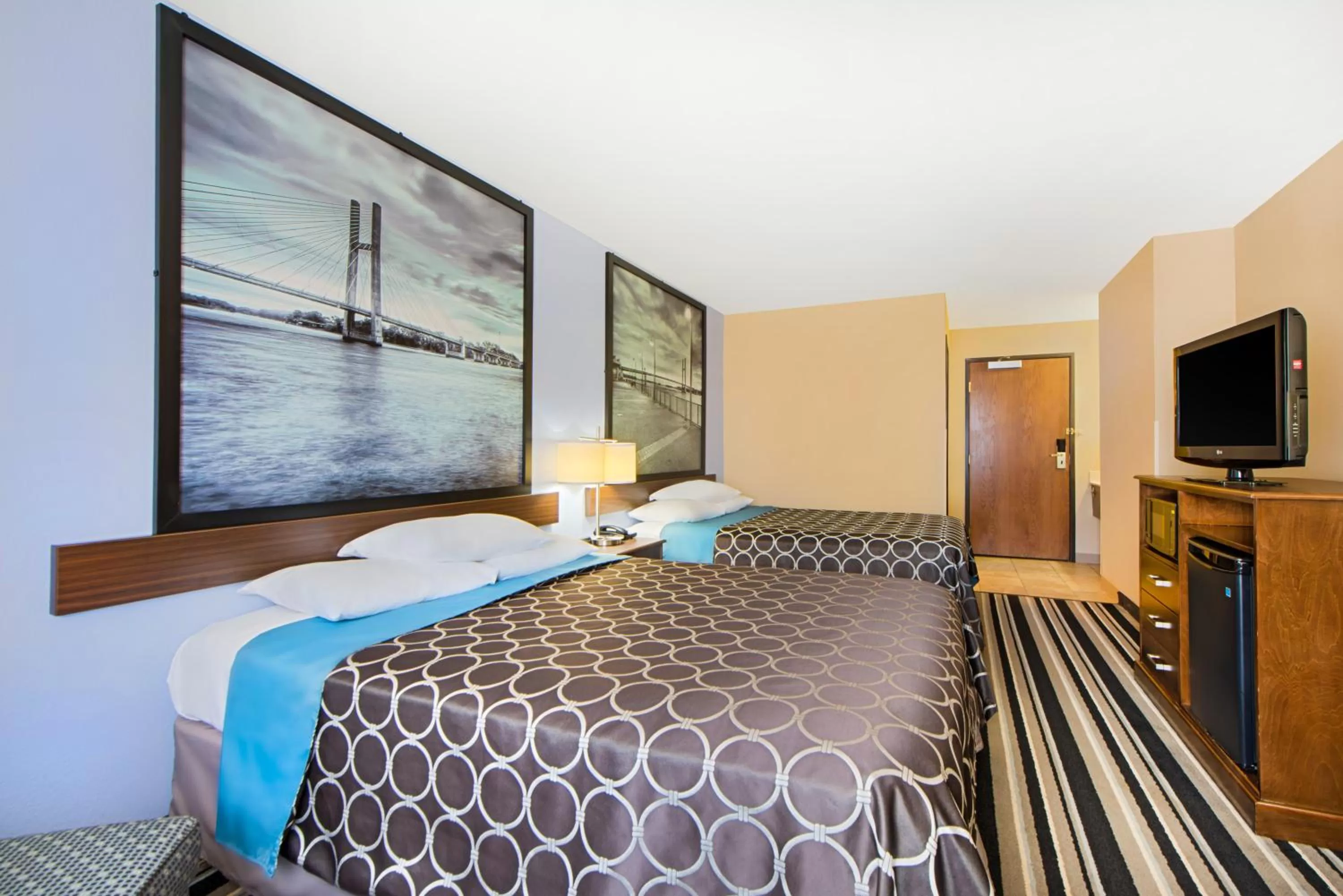 Photo of the whole room in Super 8 by Wyndham Fairfield