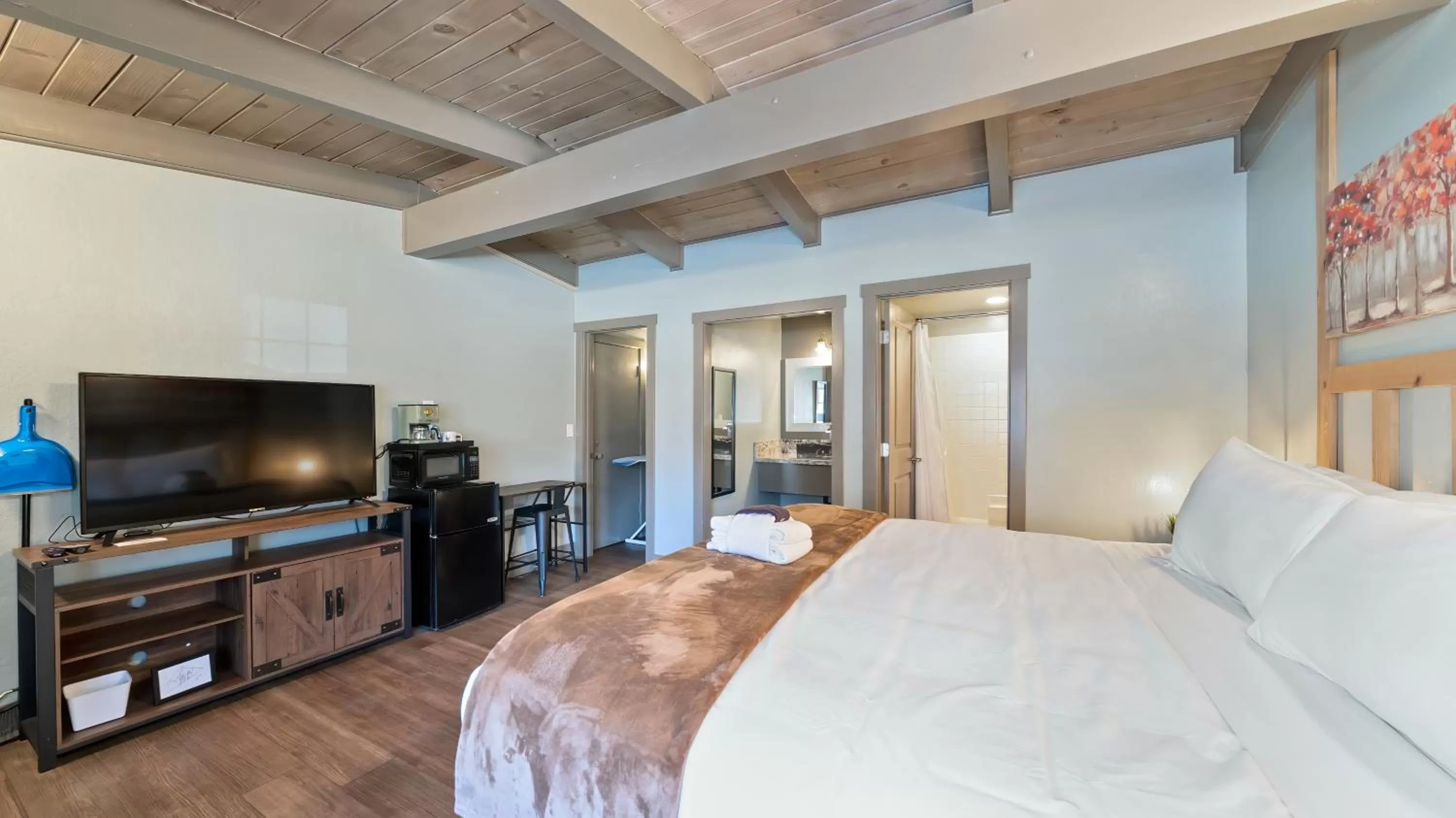 Photo of the whole room, Bed in Blue Jay Lodge