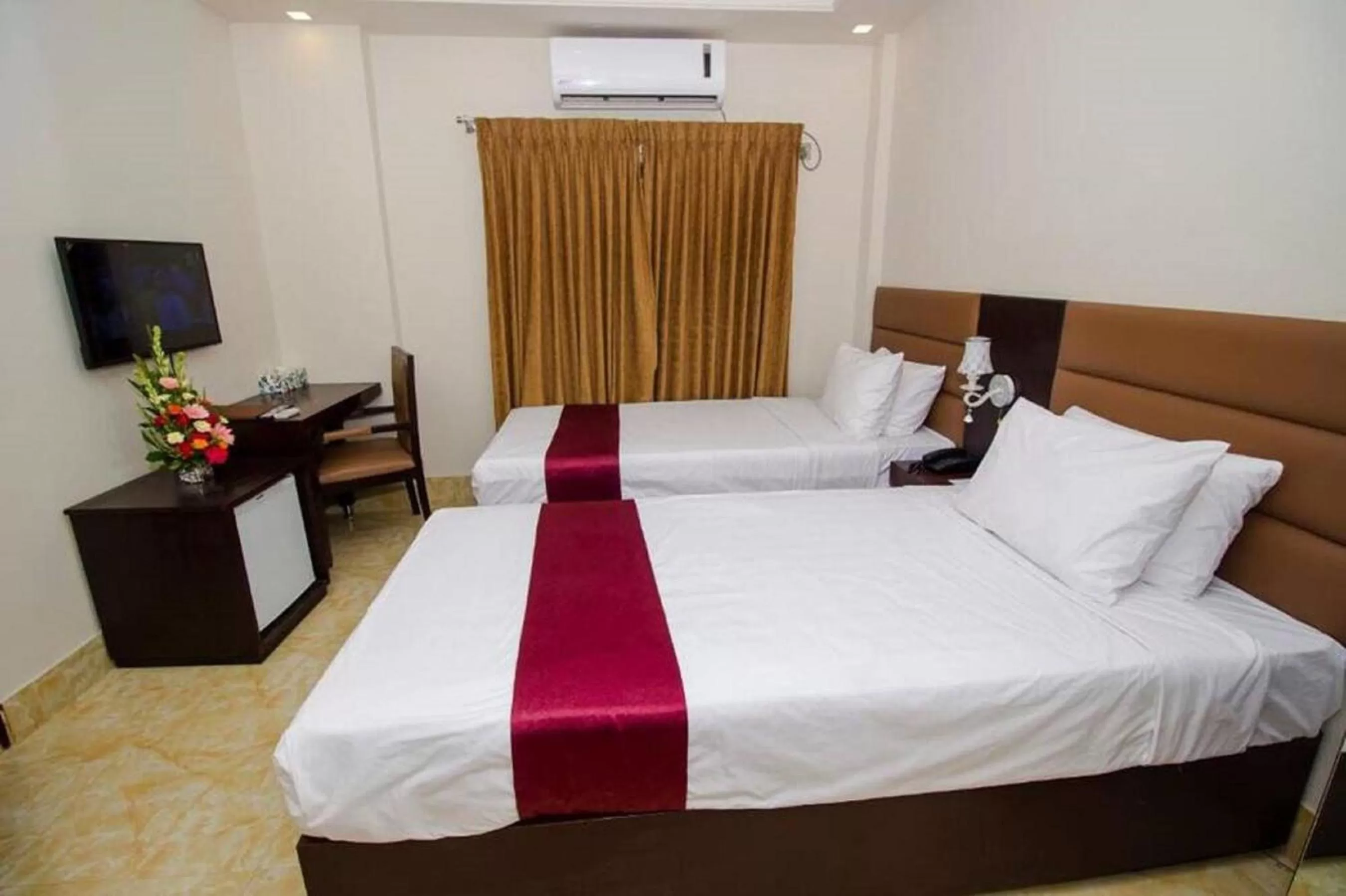 Bedroom, Bed in Hotel Gulshan Lake View