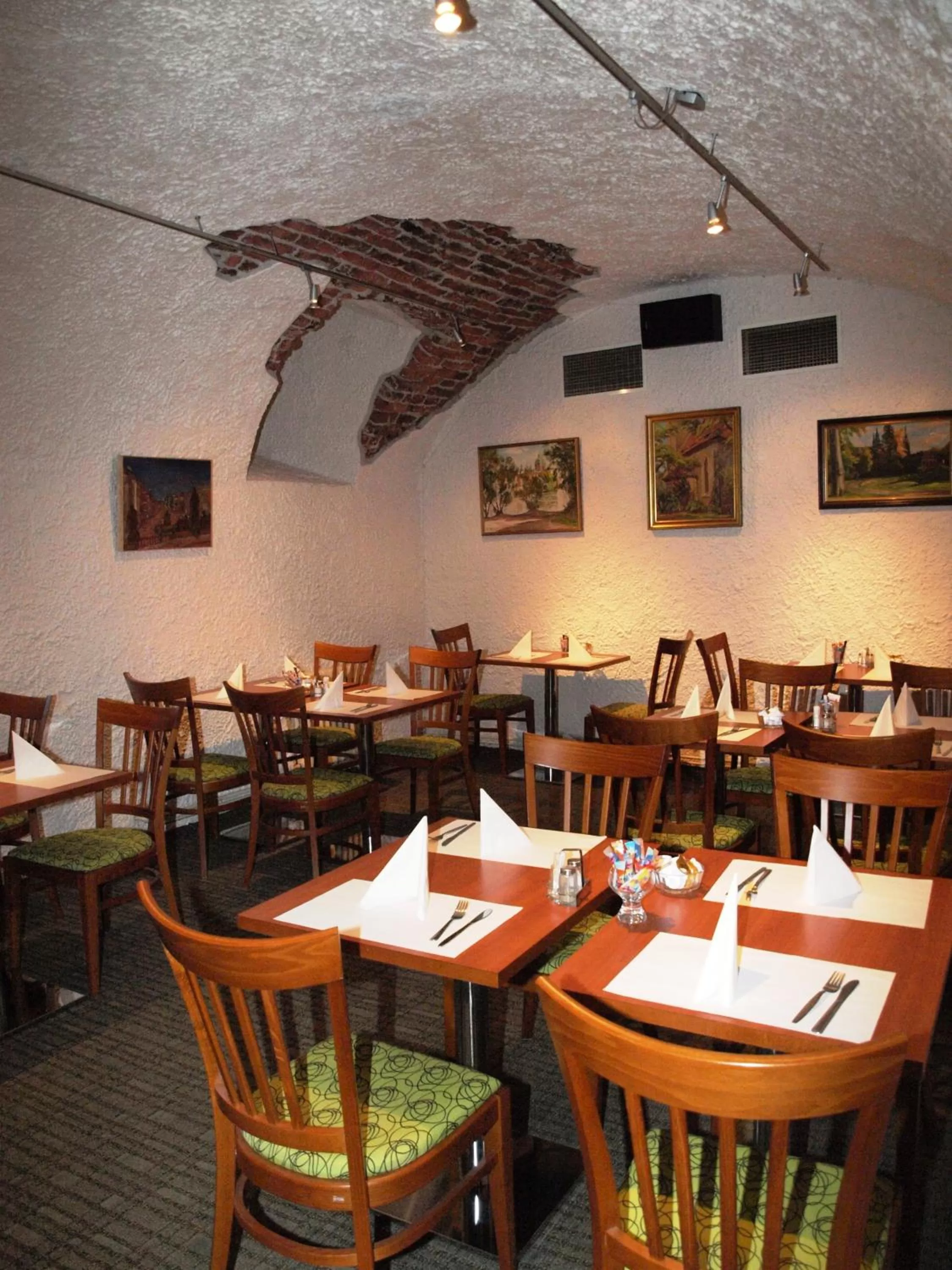 Restaurant/places to eat in Arbes