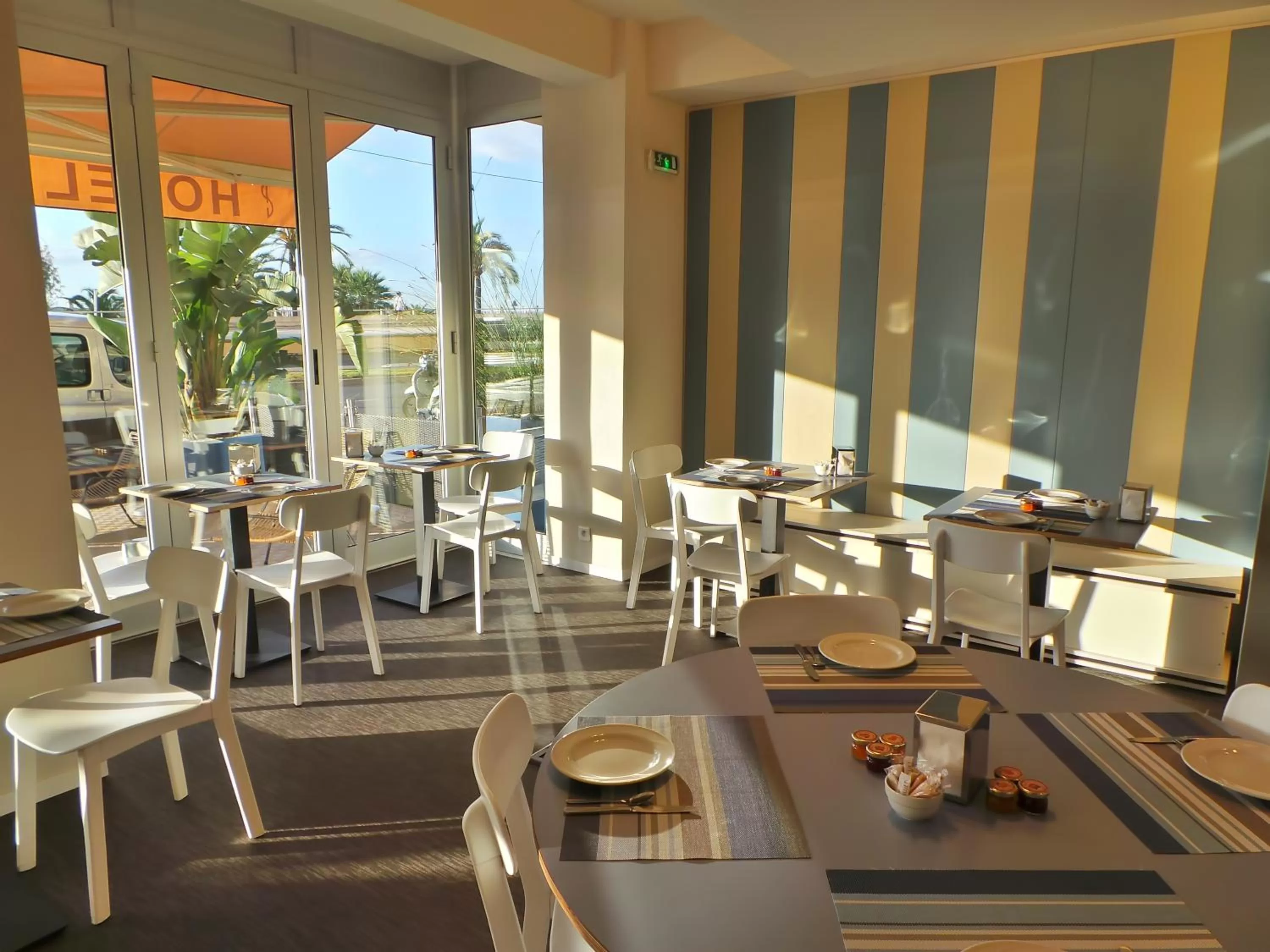 Restaurant/places to eat in Hotel Palm Garavan