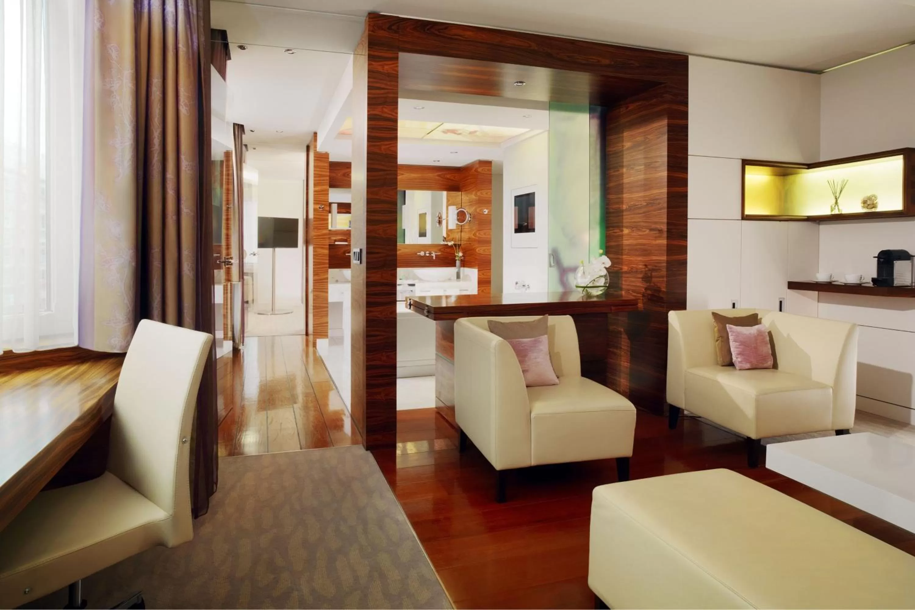 Living room, Bed in The Westin Grand Berlin