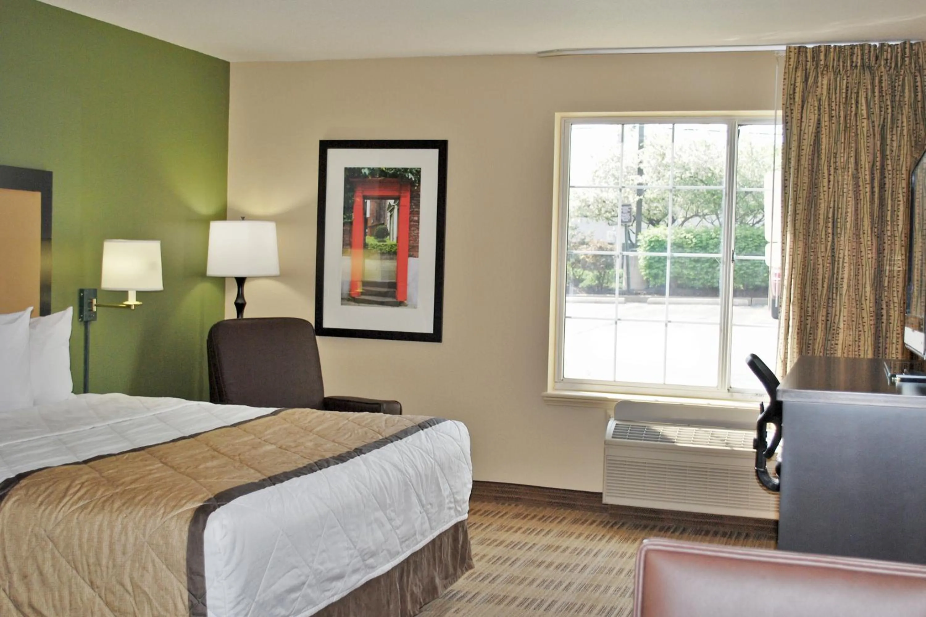 Bed in Extended Stay America Select Suites - Chicago - Lombard - Oakbrook