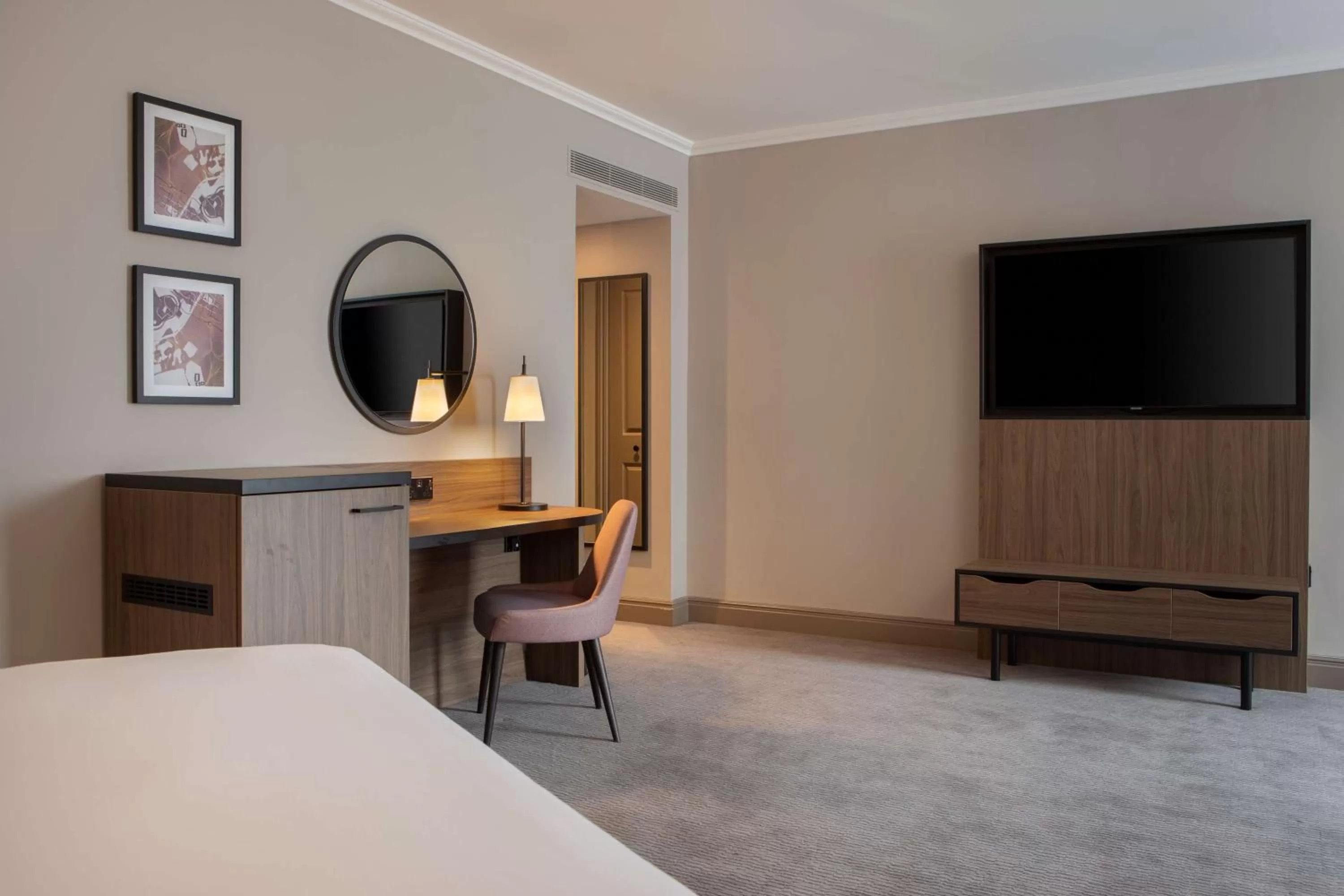Bedroom, Bed in DoubleTree by Hilton Dartford Bridge