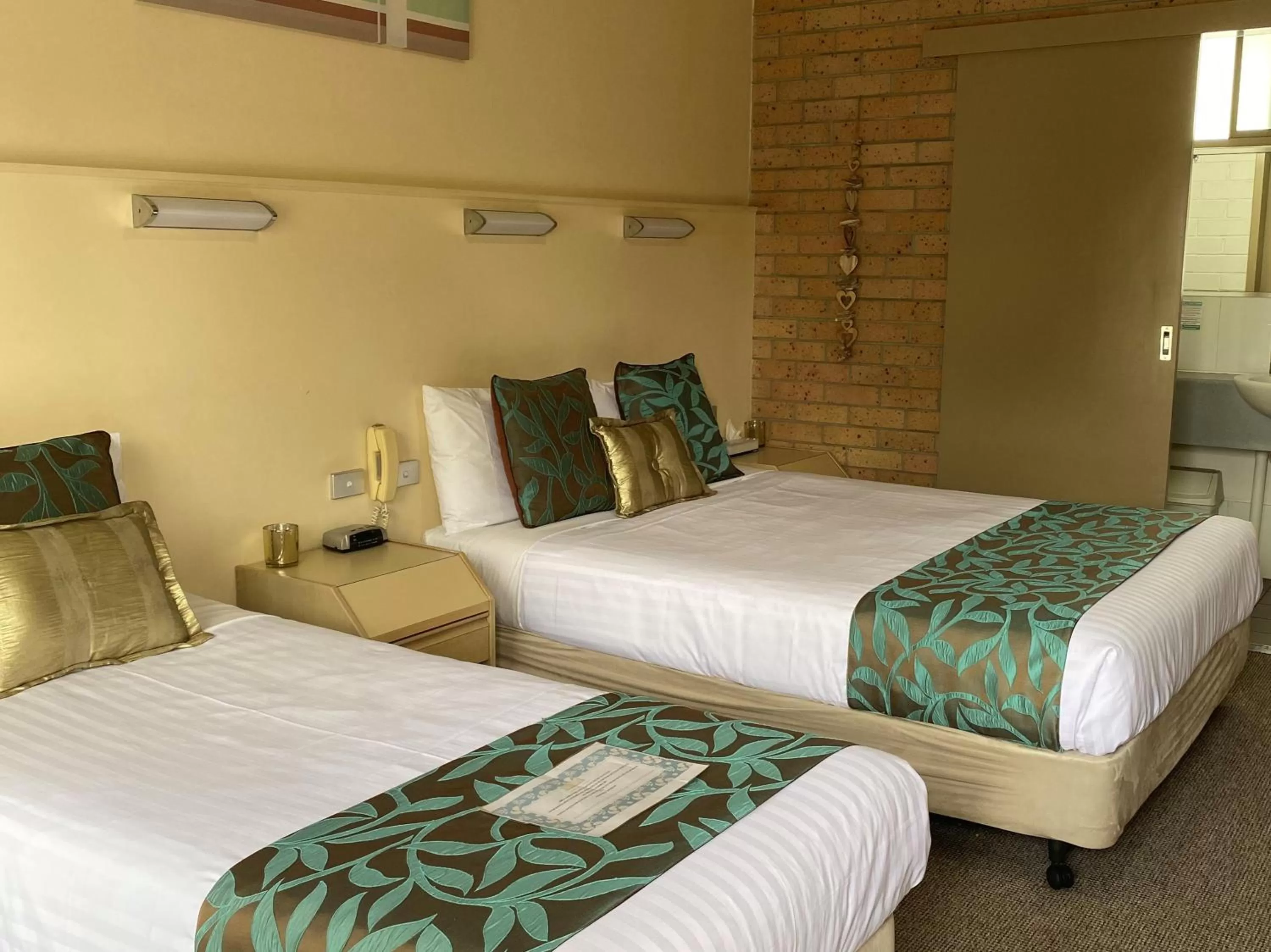 Bed in Marriott Park Motel