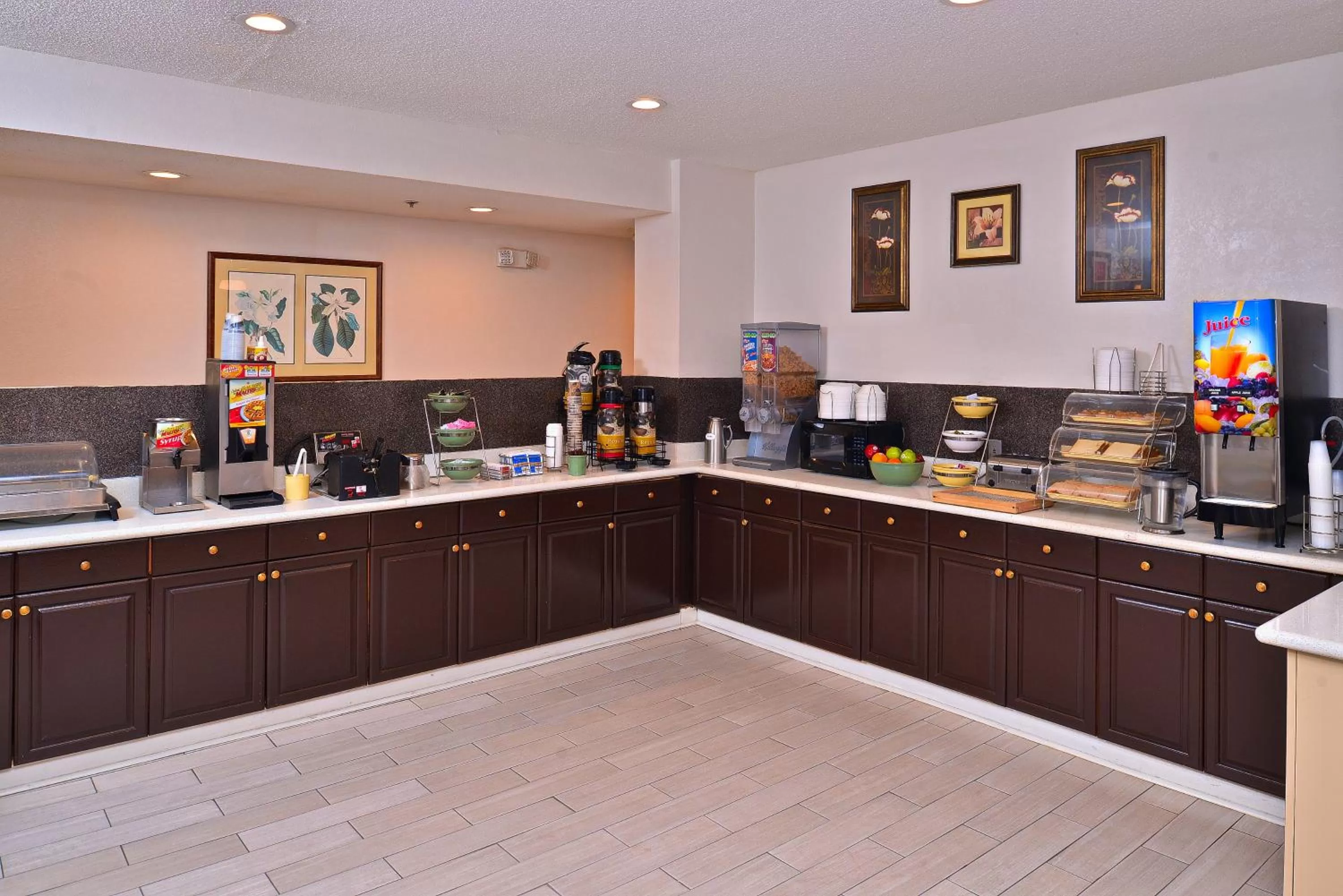 Buffet breakfast in Econo Lodge Darien