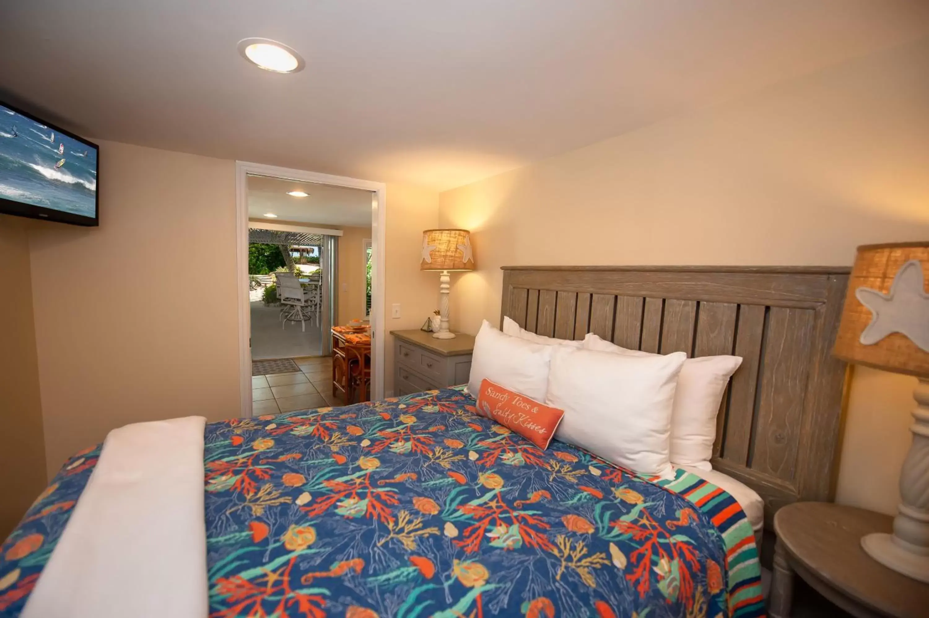 Deluxe Queen Suite in Cedar Cove Resort & Cottages Deluxe Queen Suite in Cedar Cove Resort & Cottages