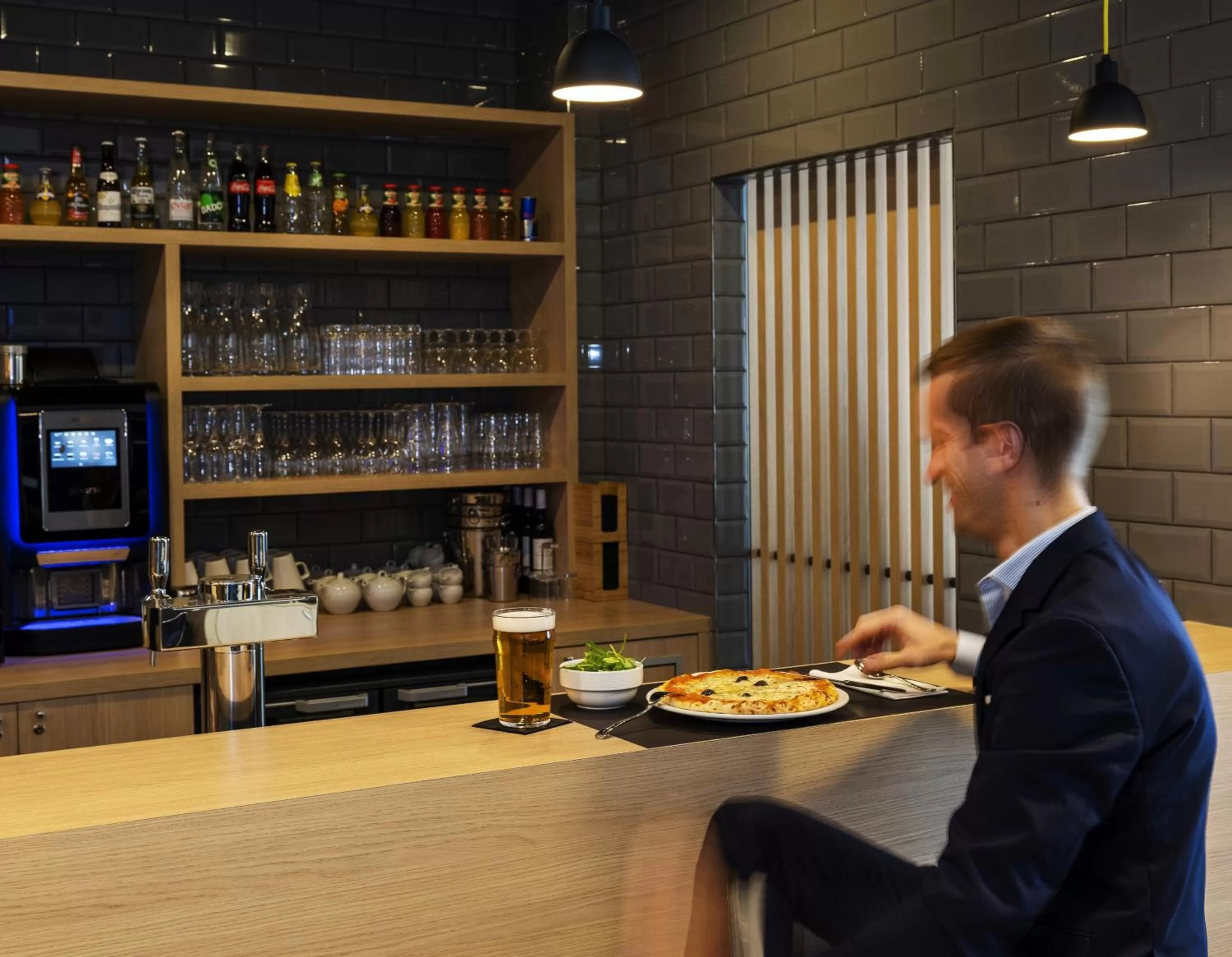 Lounge or bar in Holiday Inn Express - Nice - Grand Arenas by IHG