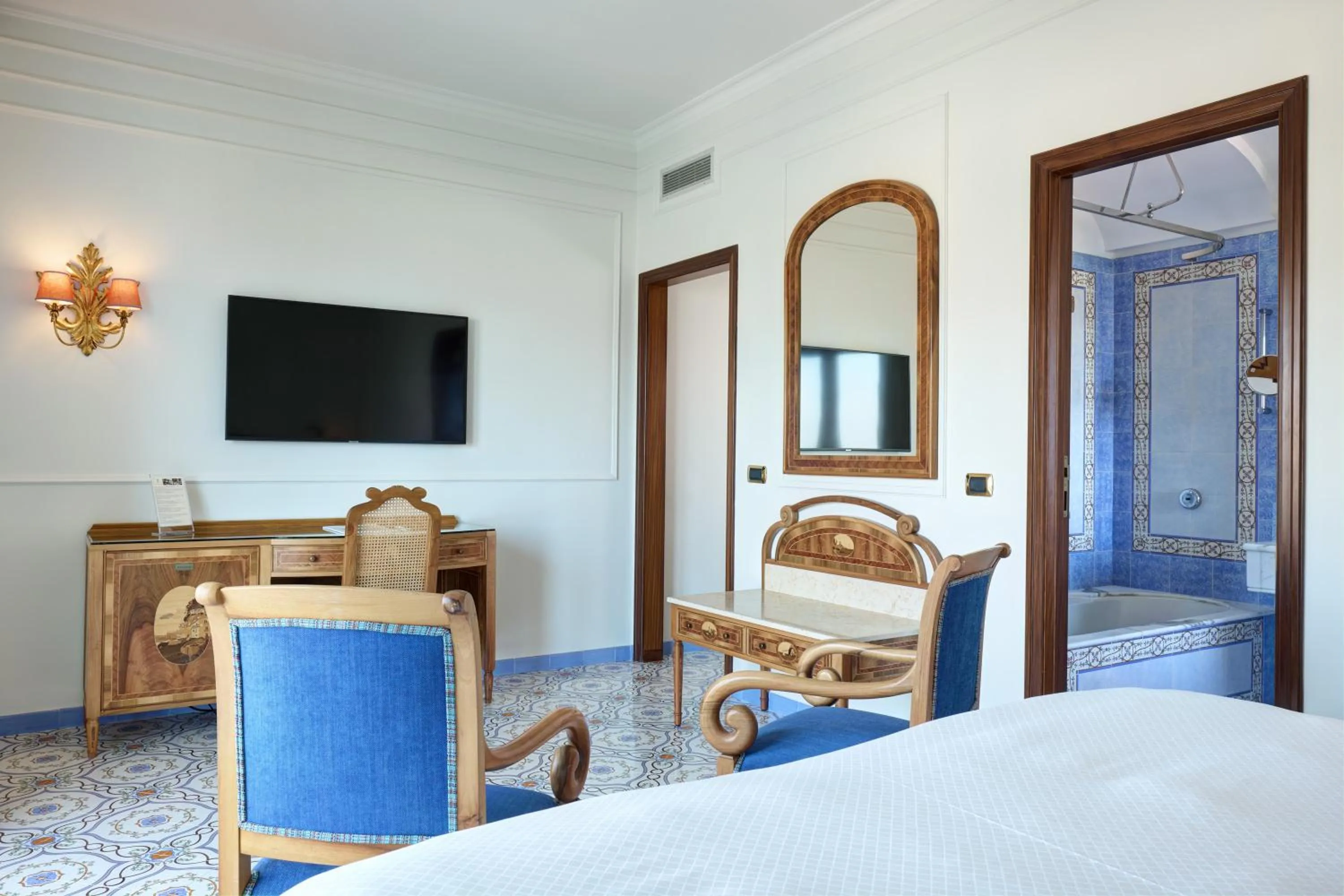 Bathroom, Bed in Grand Hotel de la Ville