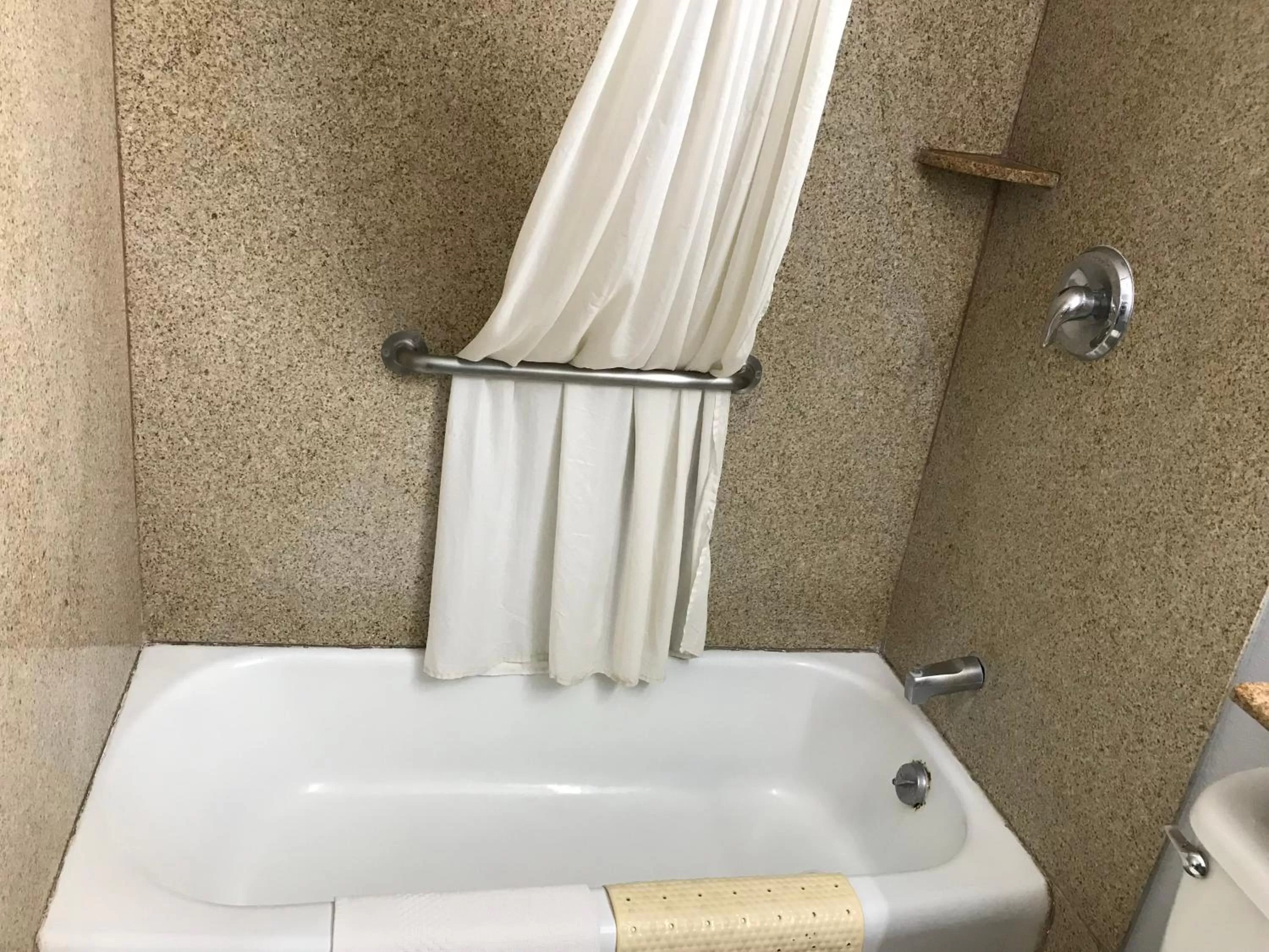 Bath in Budget Inn Plainview