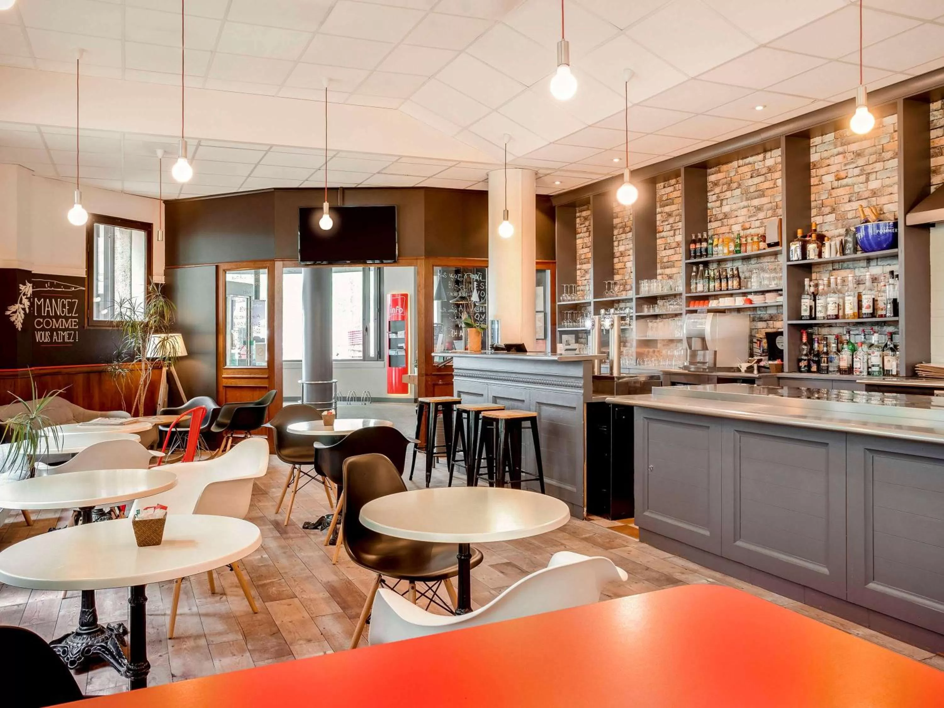 Restaurant/places to eat in ibis Angers Centre Chateau