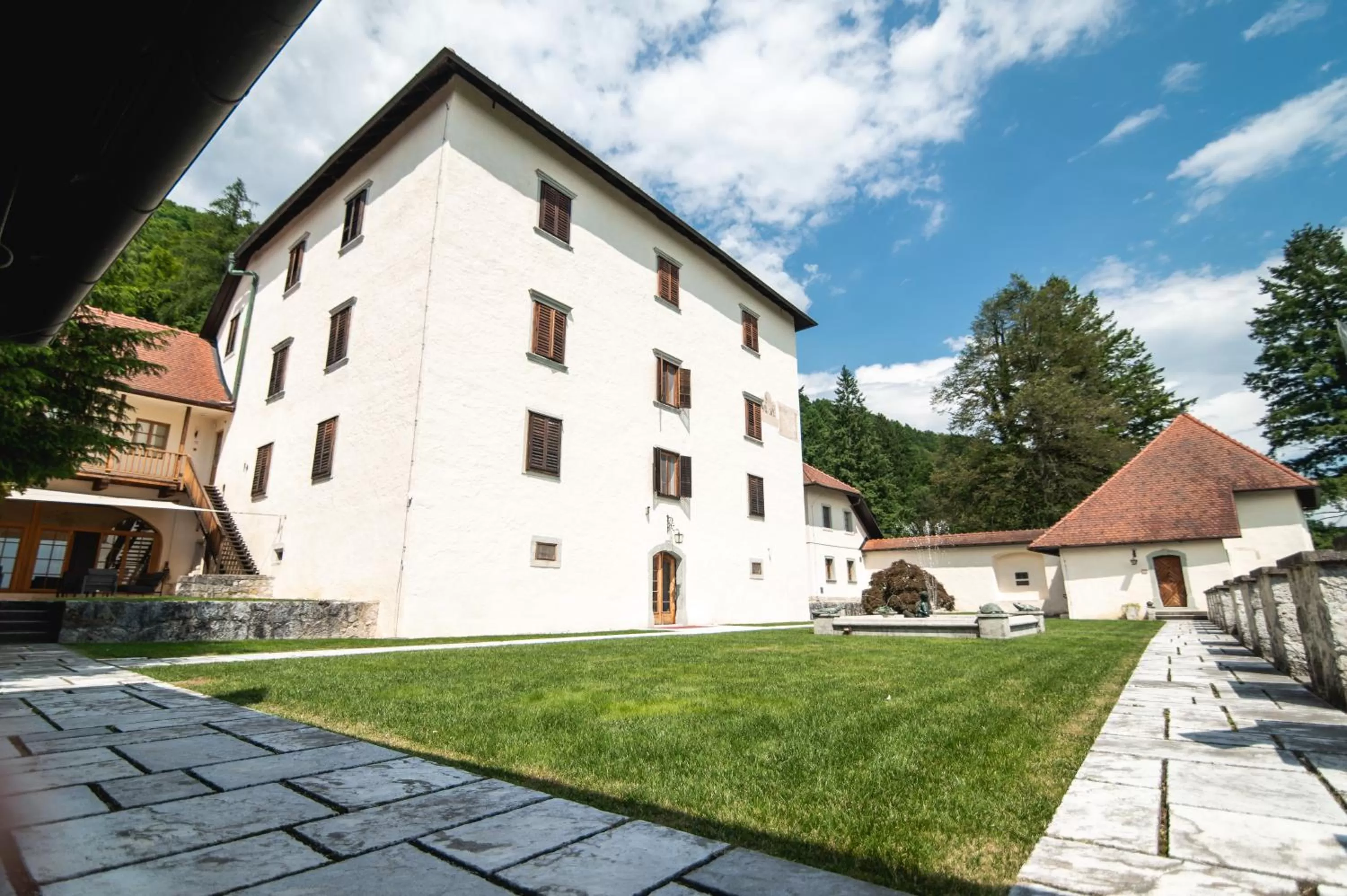 Facade/entrance in Grad Strmol