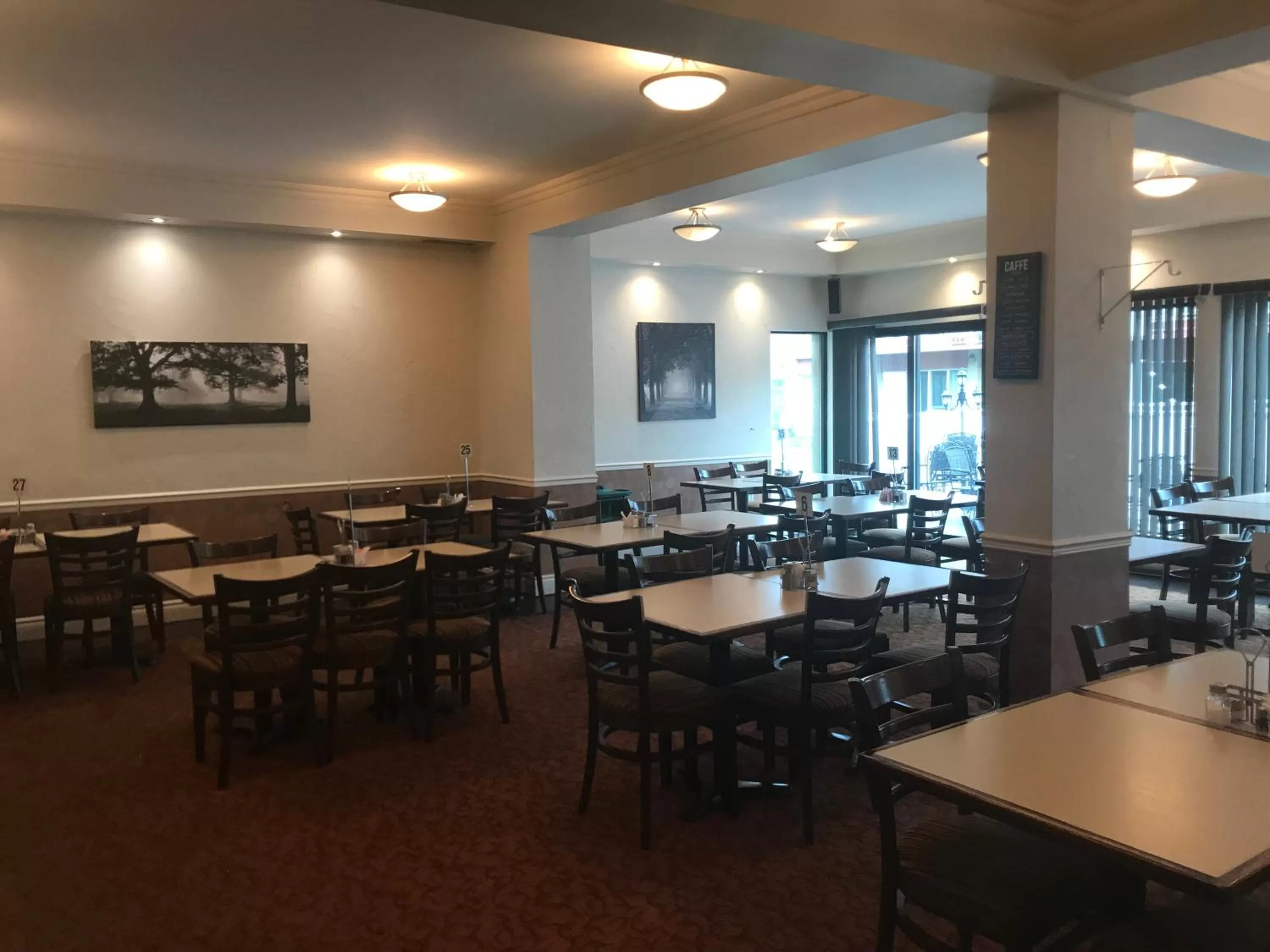 Restaurant/places to eat in Auberge Royal Versailles