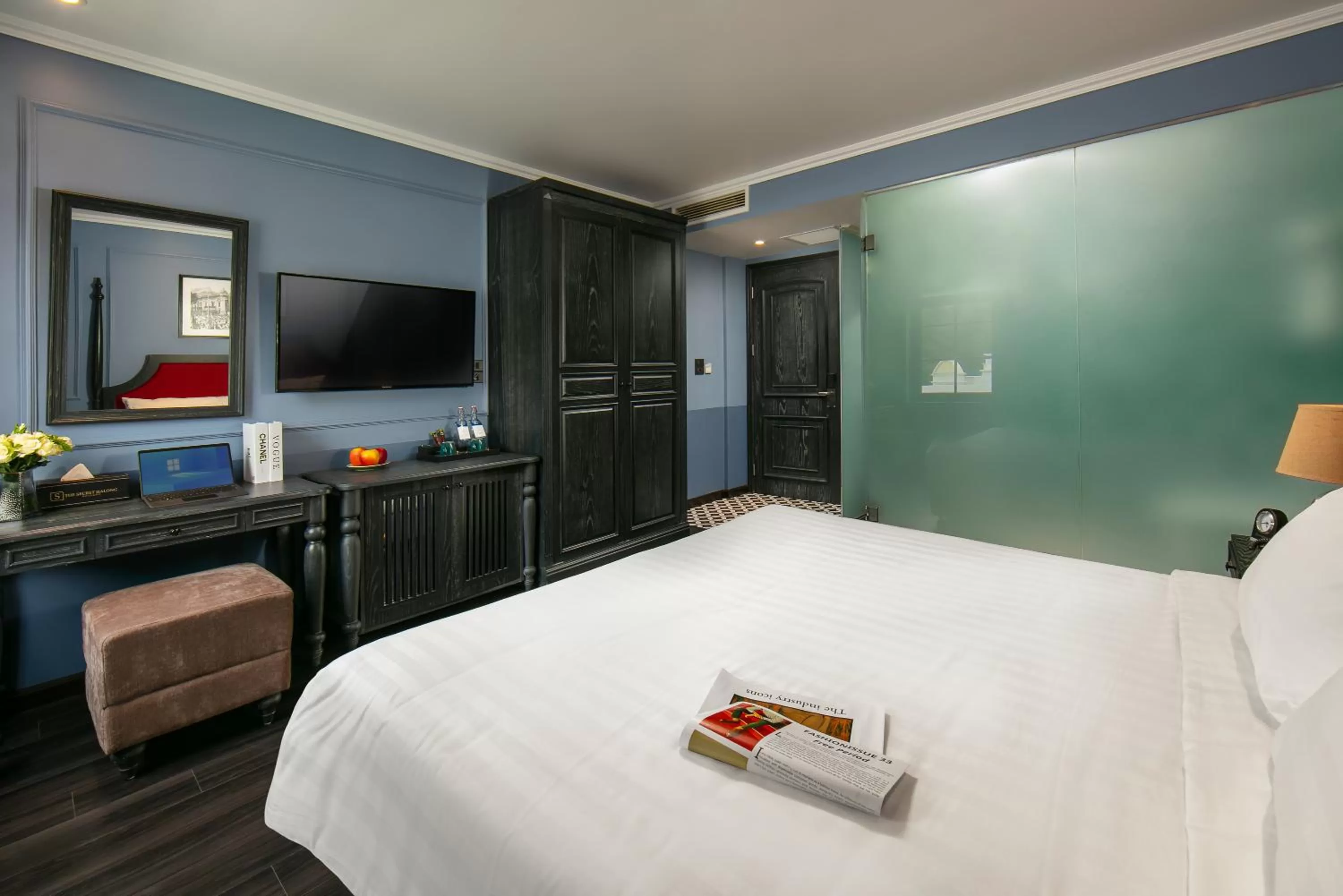 Photo of the whole room, Bed in The Secret HaLong