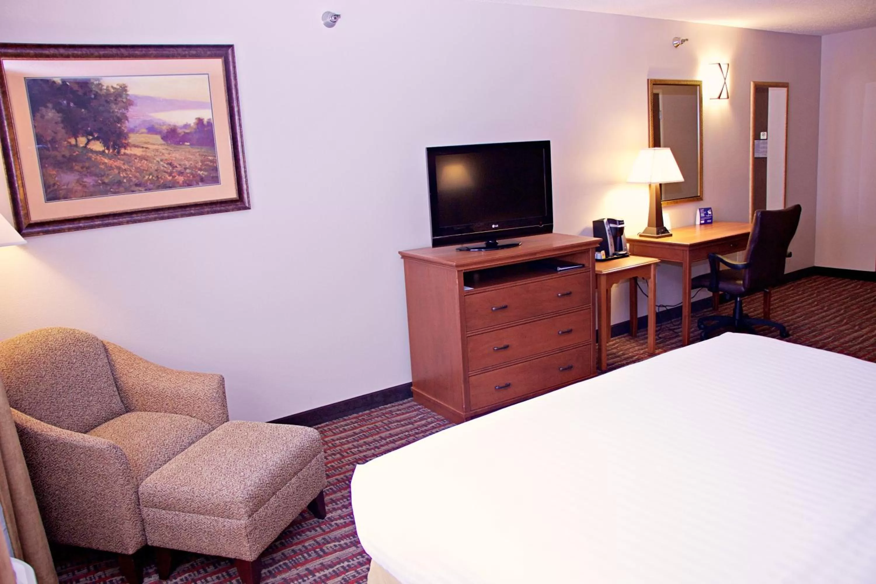 Photo of the whole room, Bed in Holiday Inn Express Hotel & Suites Pierre-Fort Pierre by IHG