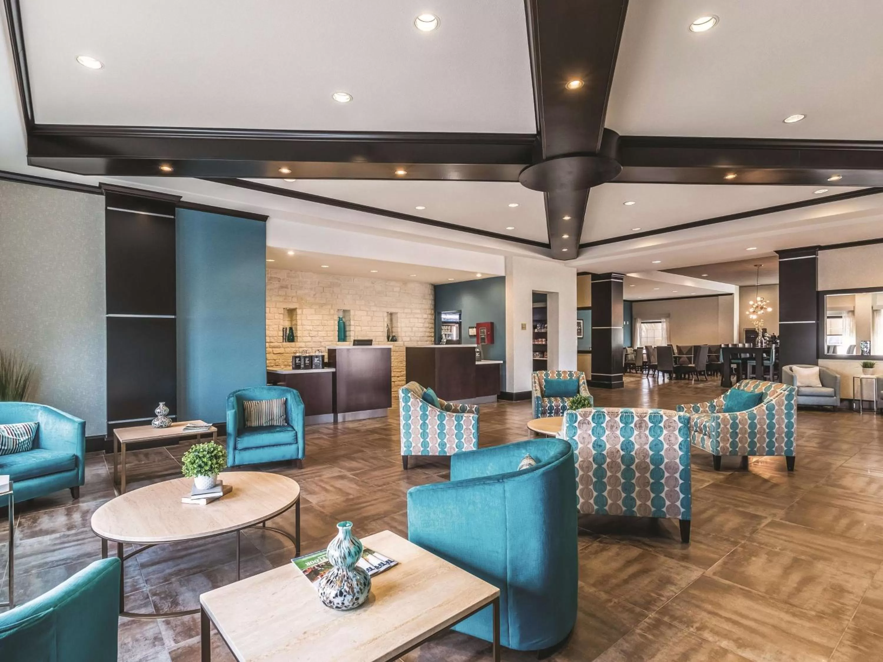 Lobby or reception in La Quinta by Wyndham Dallas Grand Prairie South