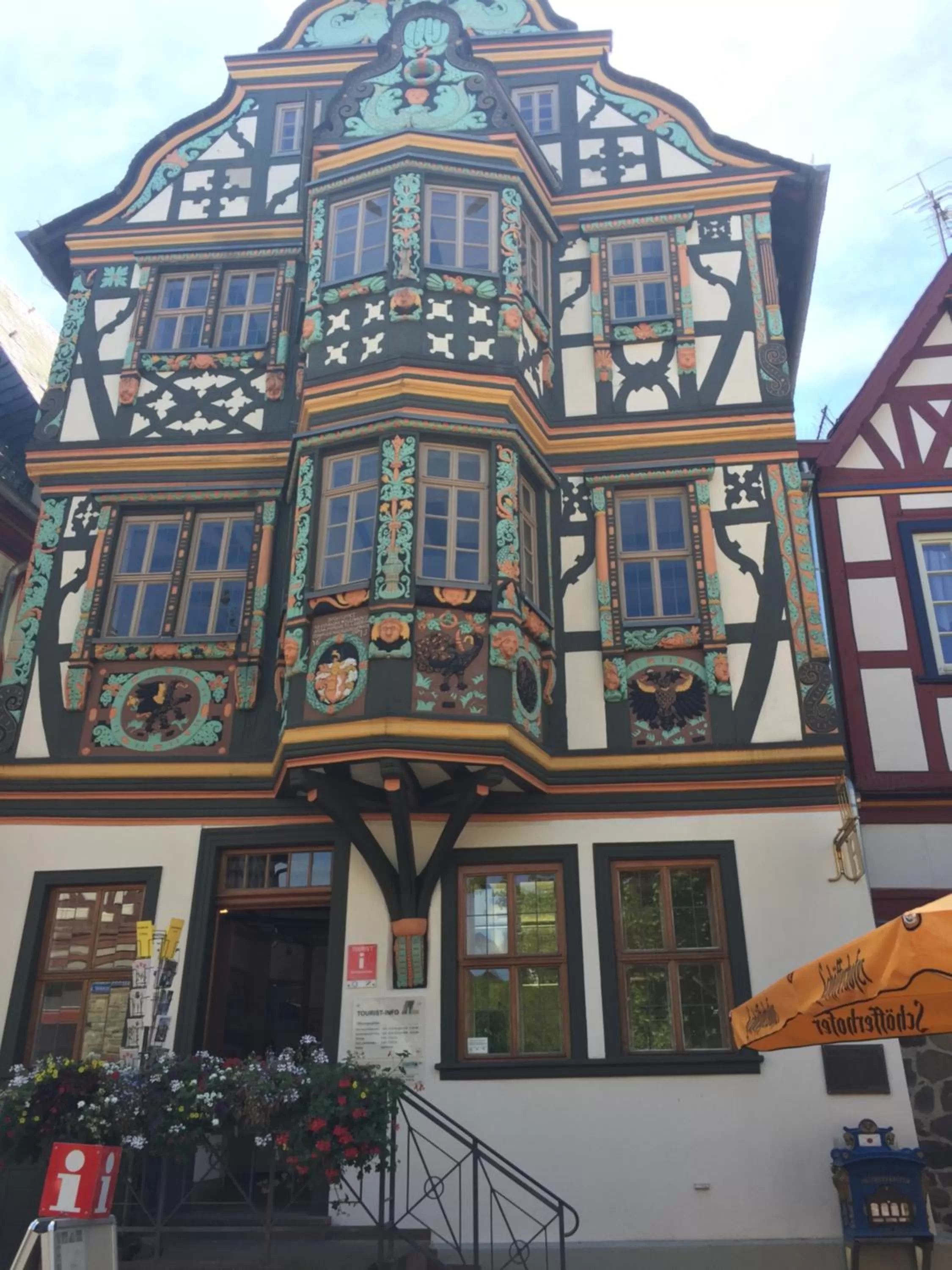 Nearby landmark, Property Building in Moderne Wohnung im Rhein-Main-Gebiet