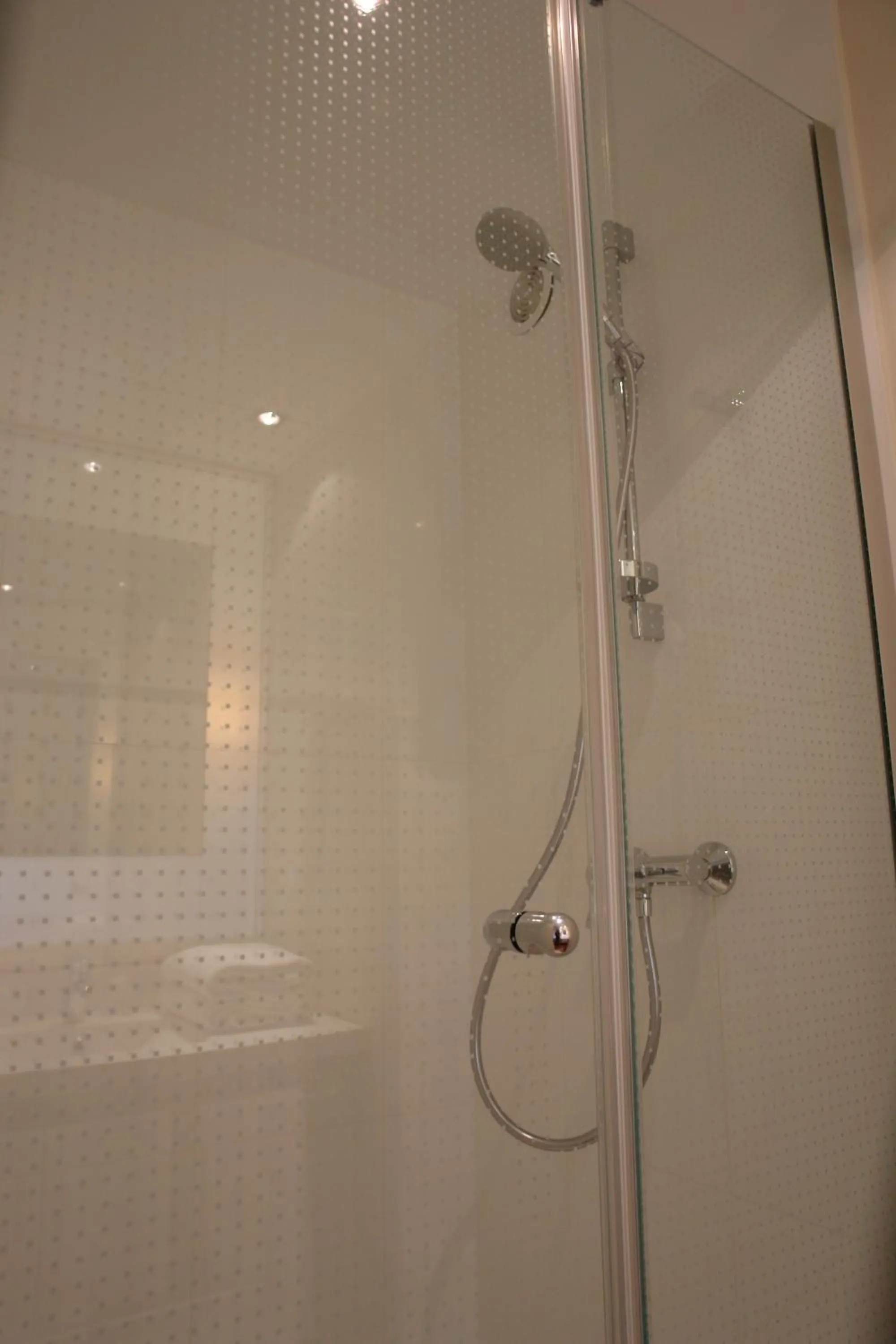 Shower in ibis Styles Chinon