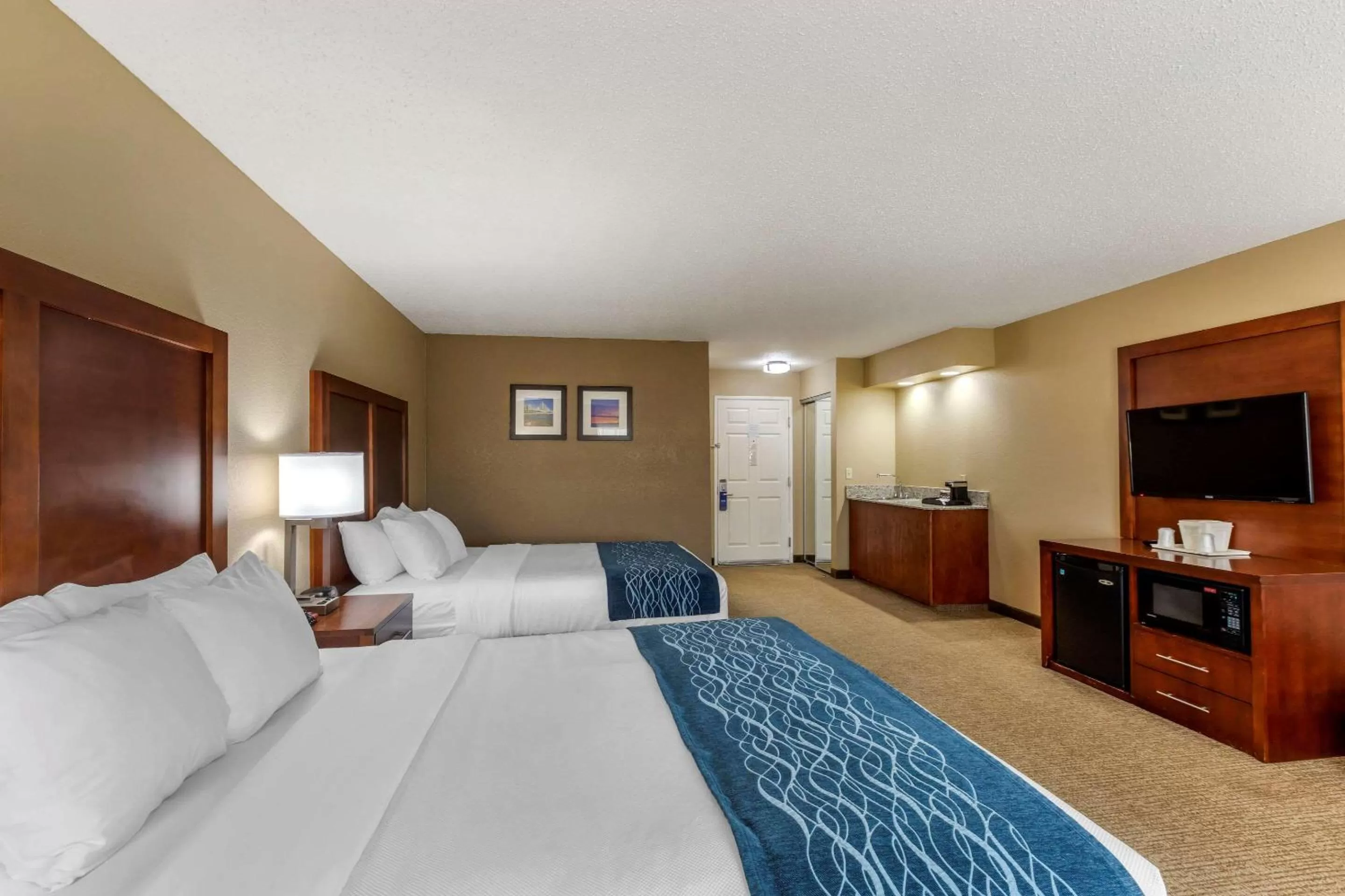 Photo of the whole room, Bed in Comfort Inn & Suites Jackson - West Bend