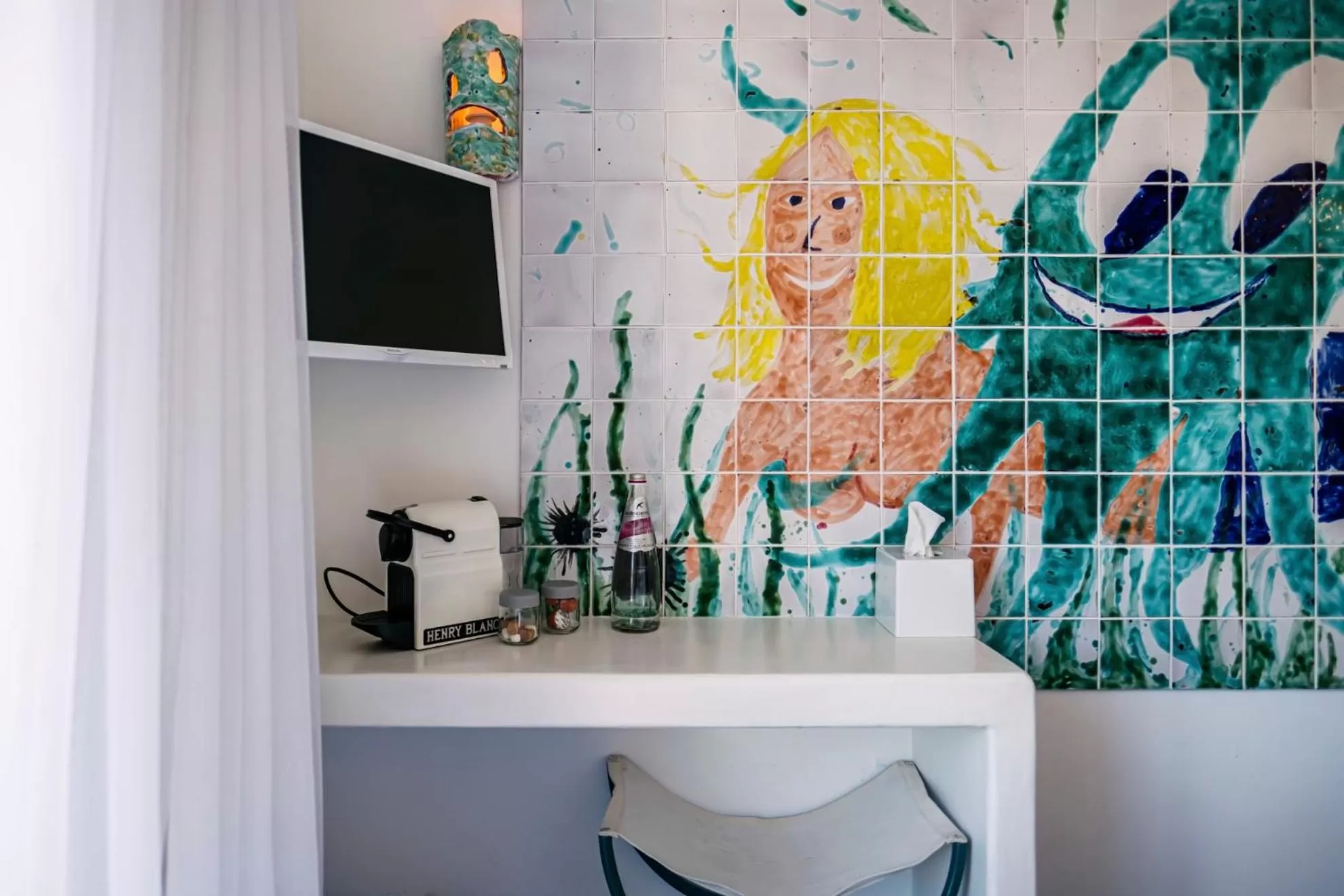 TV and multimedia in Hôtel La Reine Jane