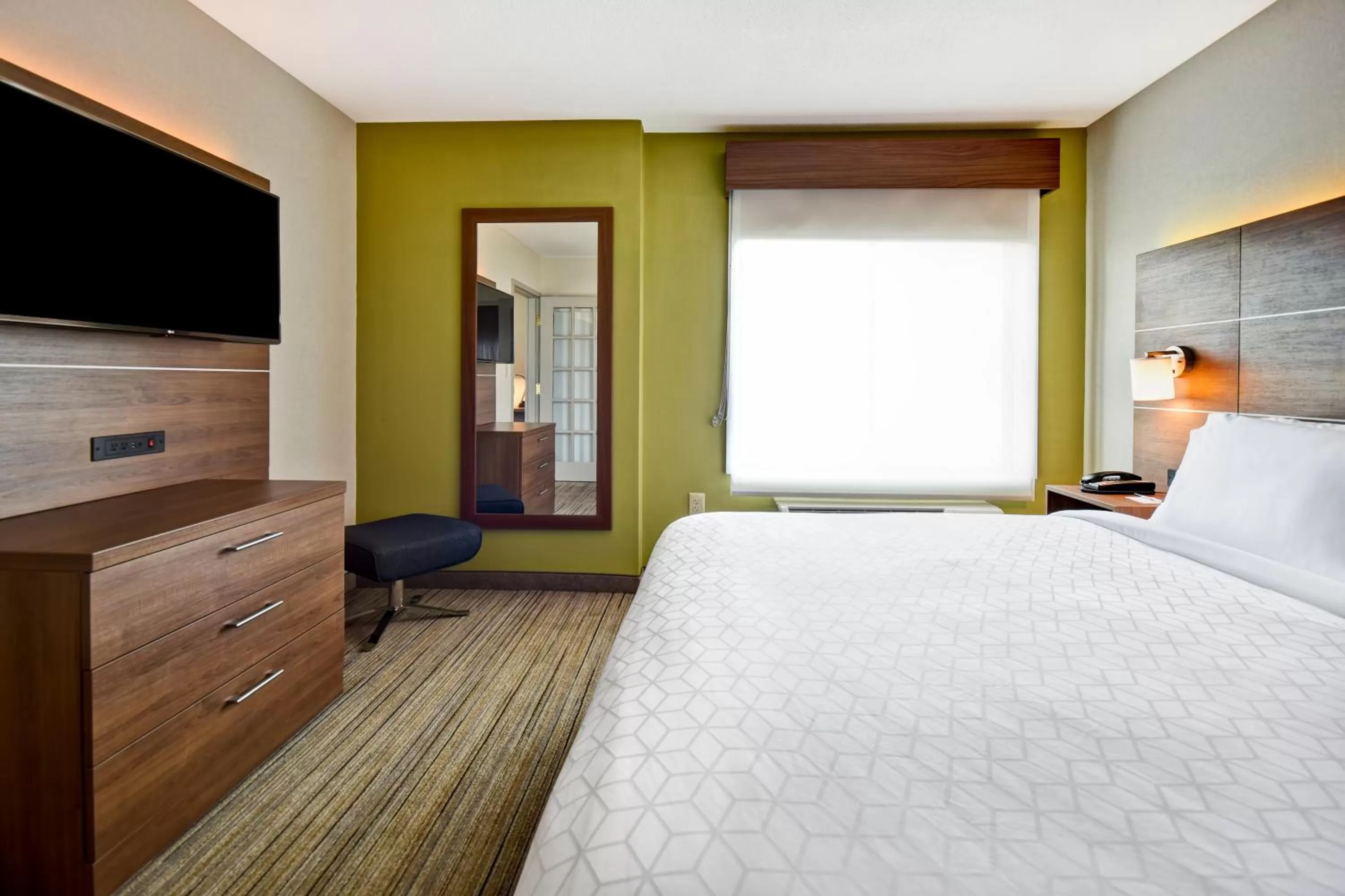 Photo of the whole room, Bed in Holiday Inn Express Newport North - Middletown by IHG