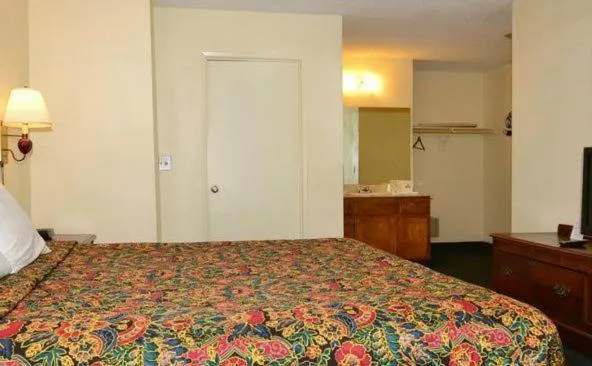 Queen Room - Disability Access/Smoking in Days Inn by Wyndham Ontario Airport