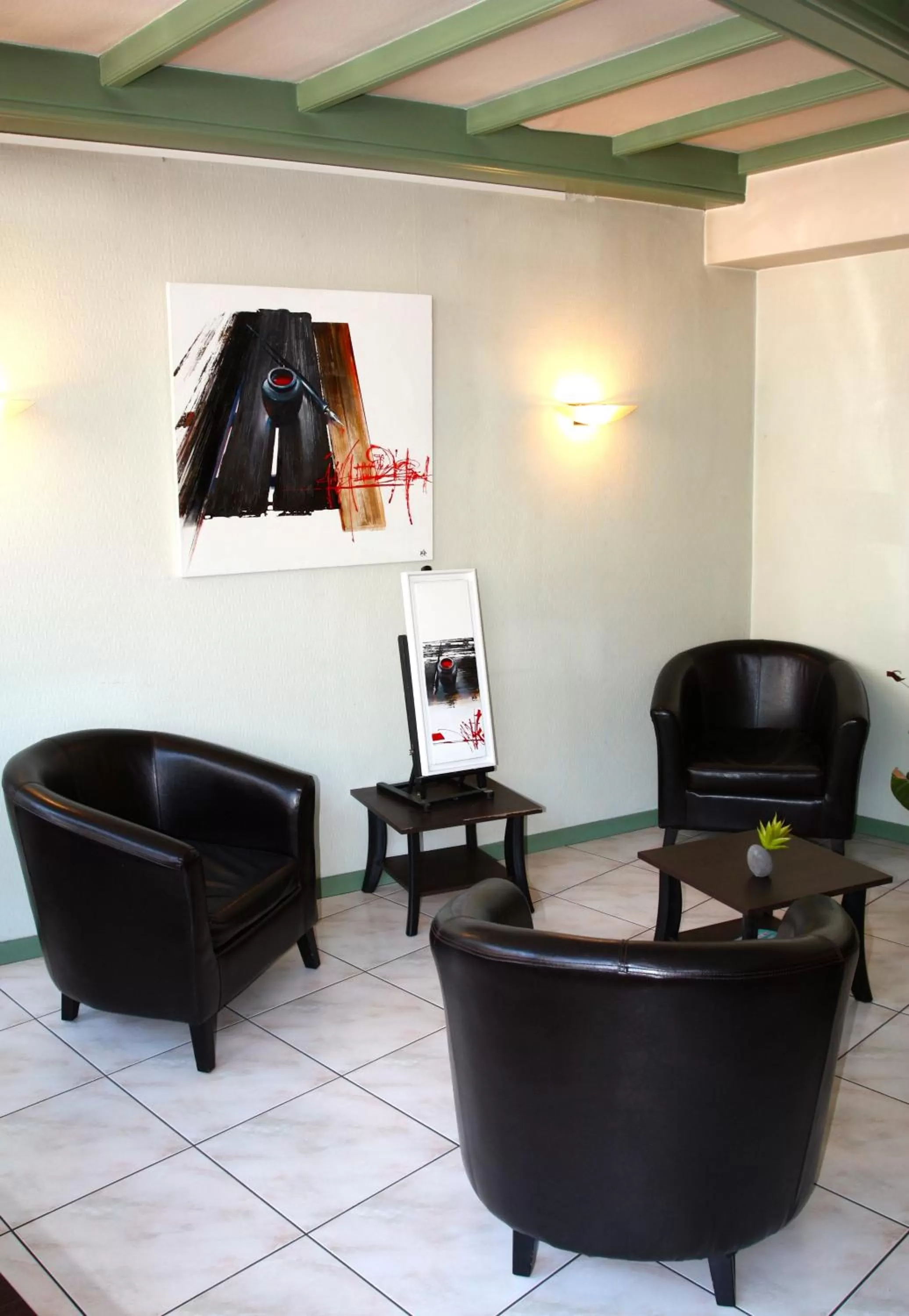 Living room in Logis Hôtel Restaurant du Midi - Rodez Centre