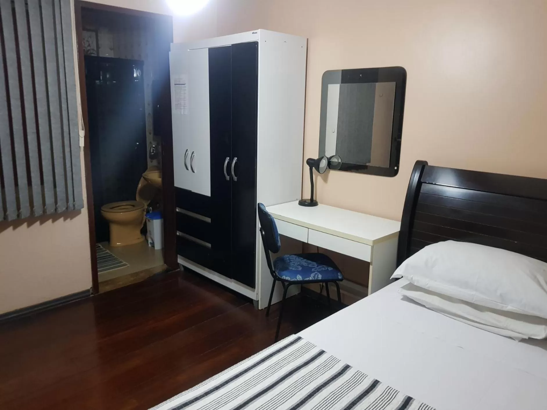 Bathroom, TV/Entertainment Center in KzaZendf Cama e Cafe Asa Sul