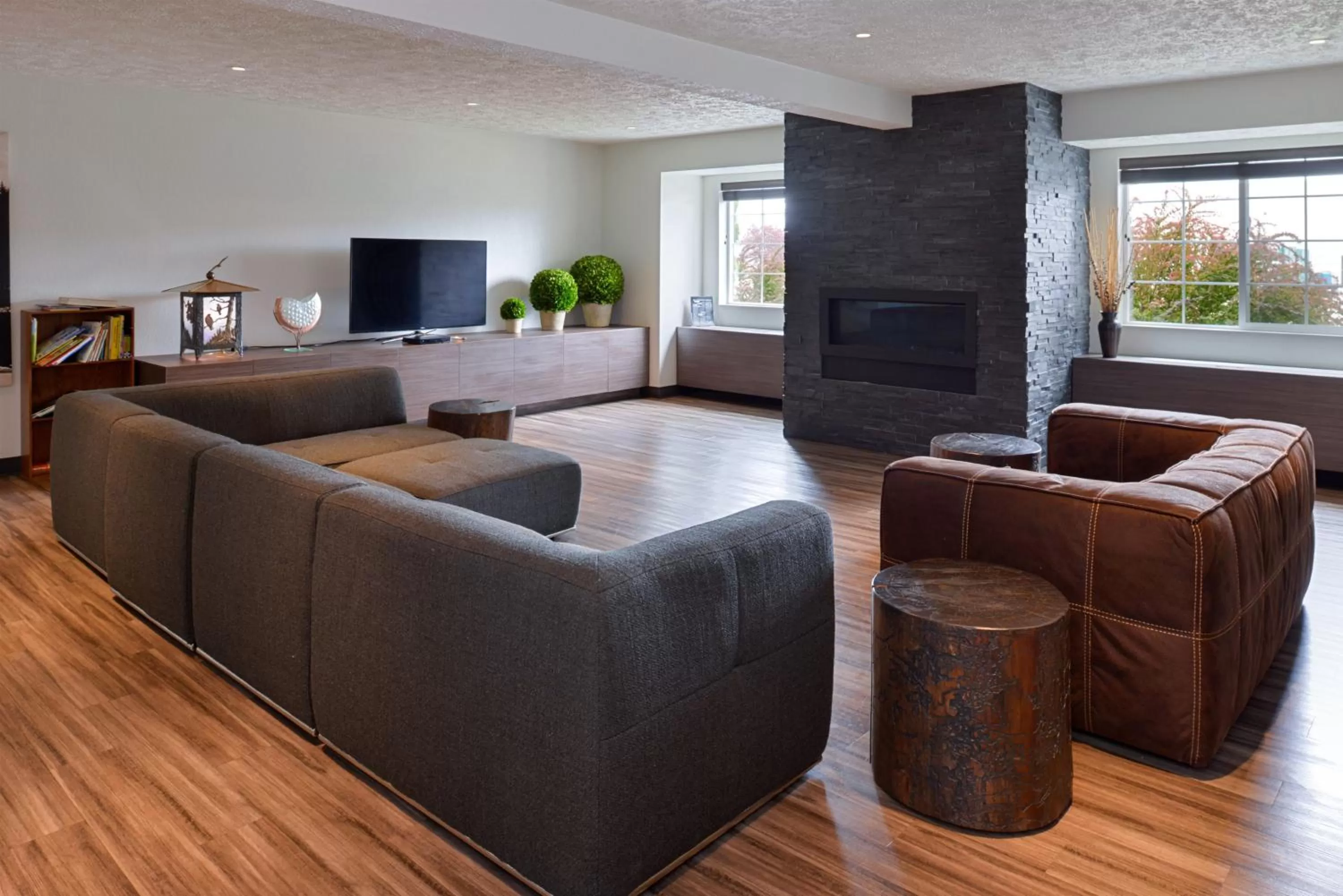 Communal lounge/ TV room in Hotel Ruby Sandpoint