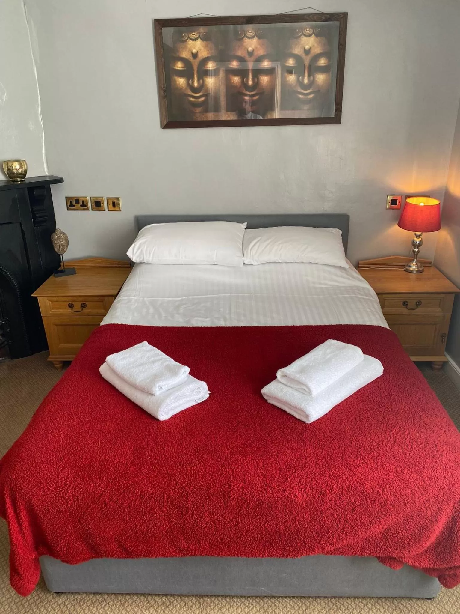 Bedroom, Bed in The Angel Inn Stourport