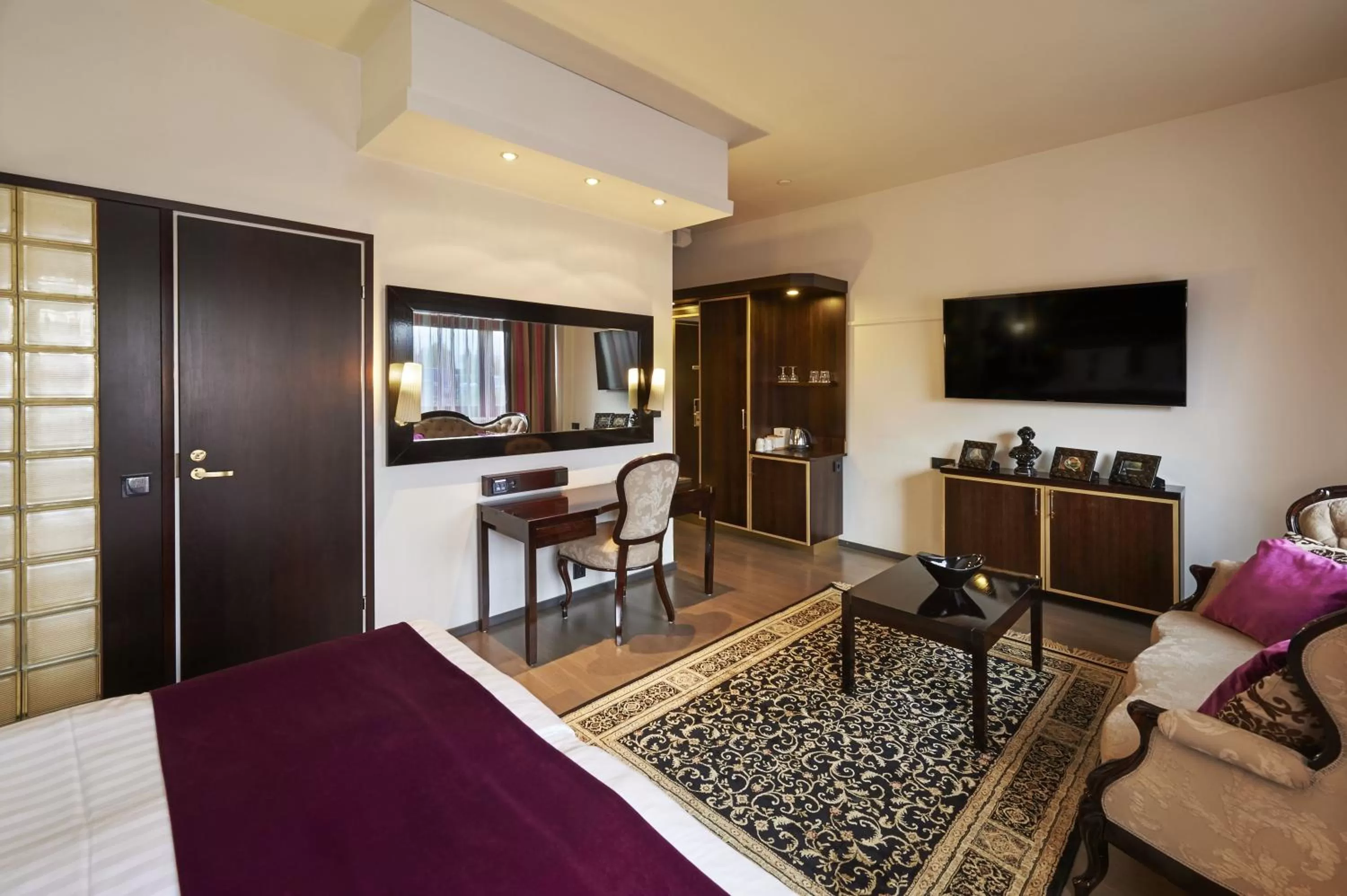 Photo of the whole room, Bed in Holiday Inn Helsinki-Vantaa Airport by IHG