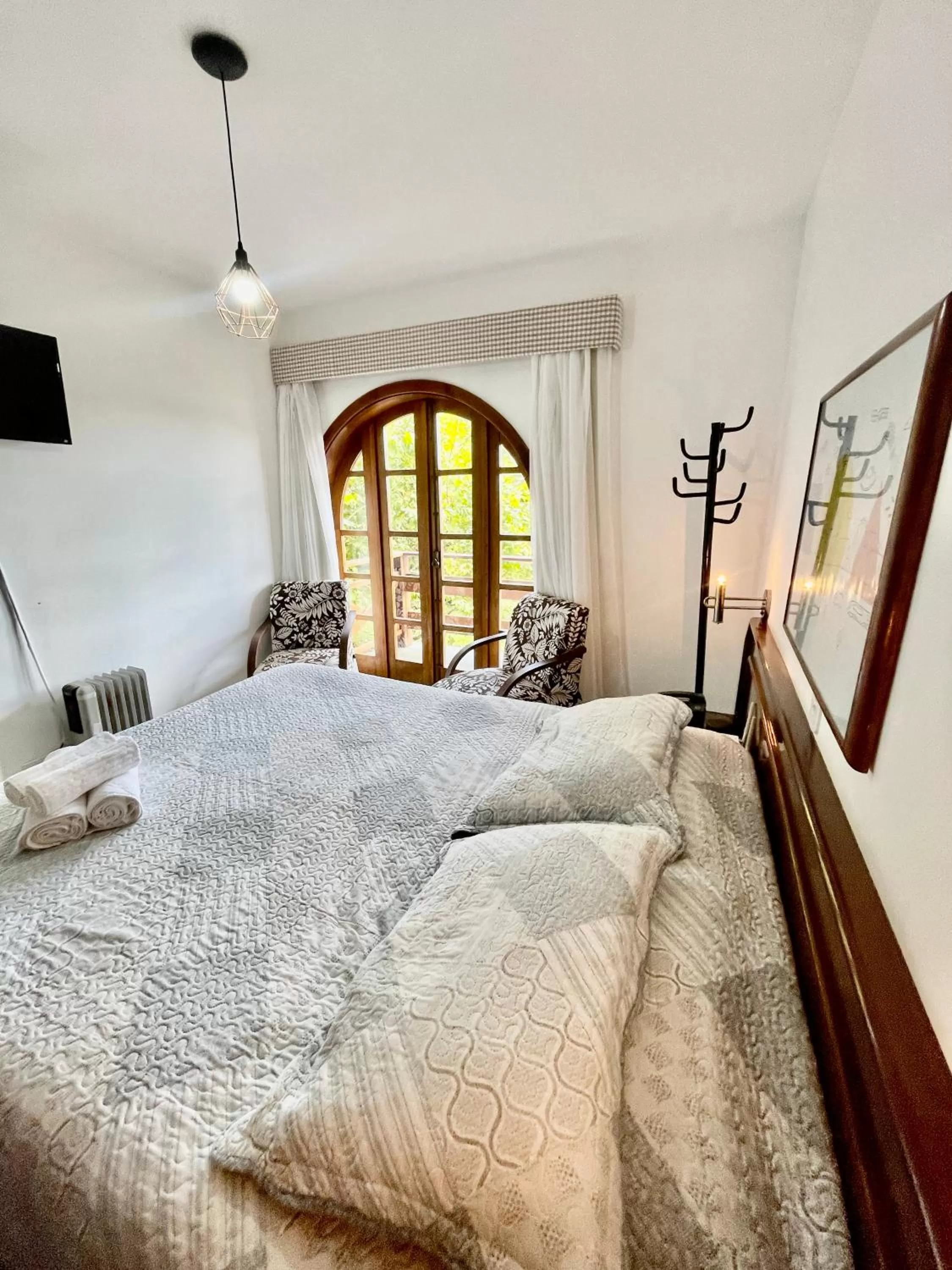 Bedroom, Bed in MineirINN l Piscina Aquecida e Hidro na Montanha