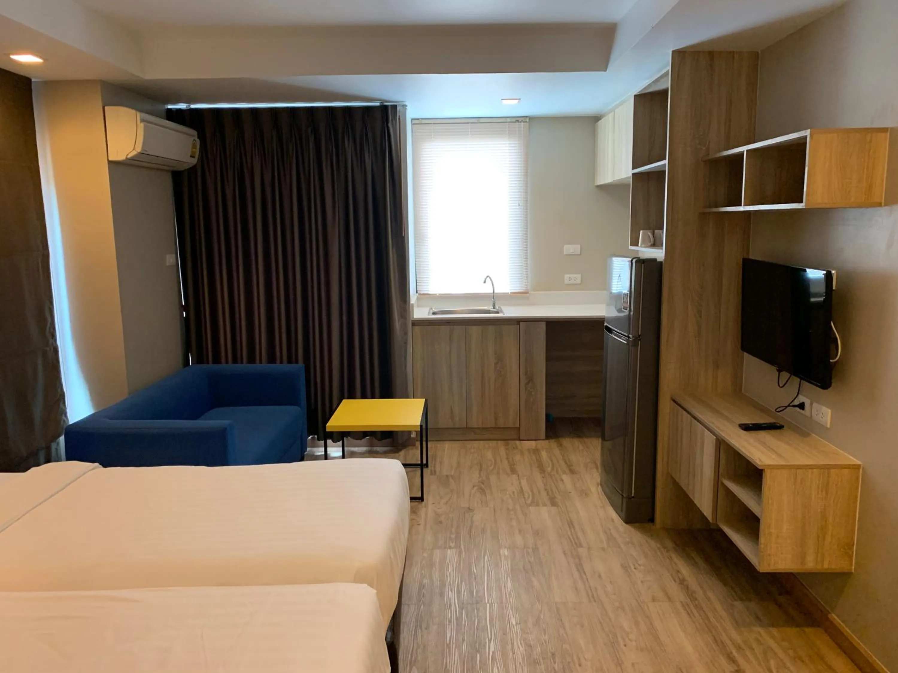 Seating area, Bed in Baan Tanwa - MRT Ratchadapisek Exit 1 or 2