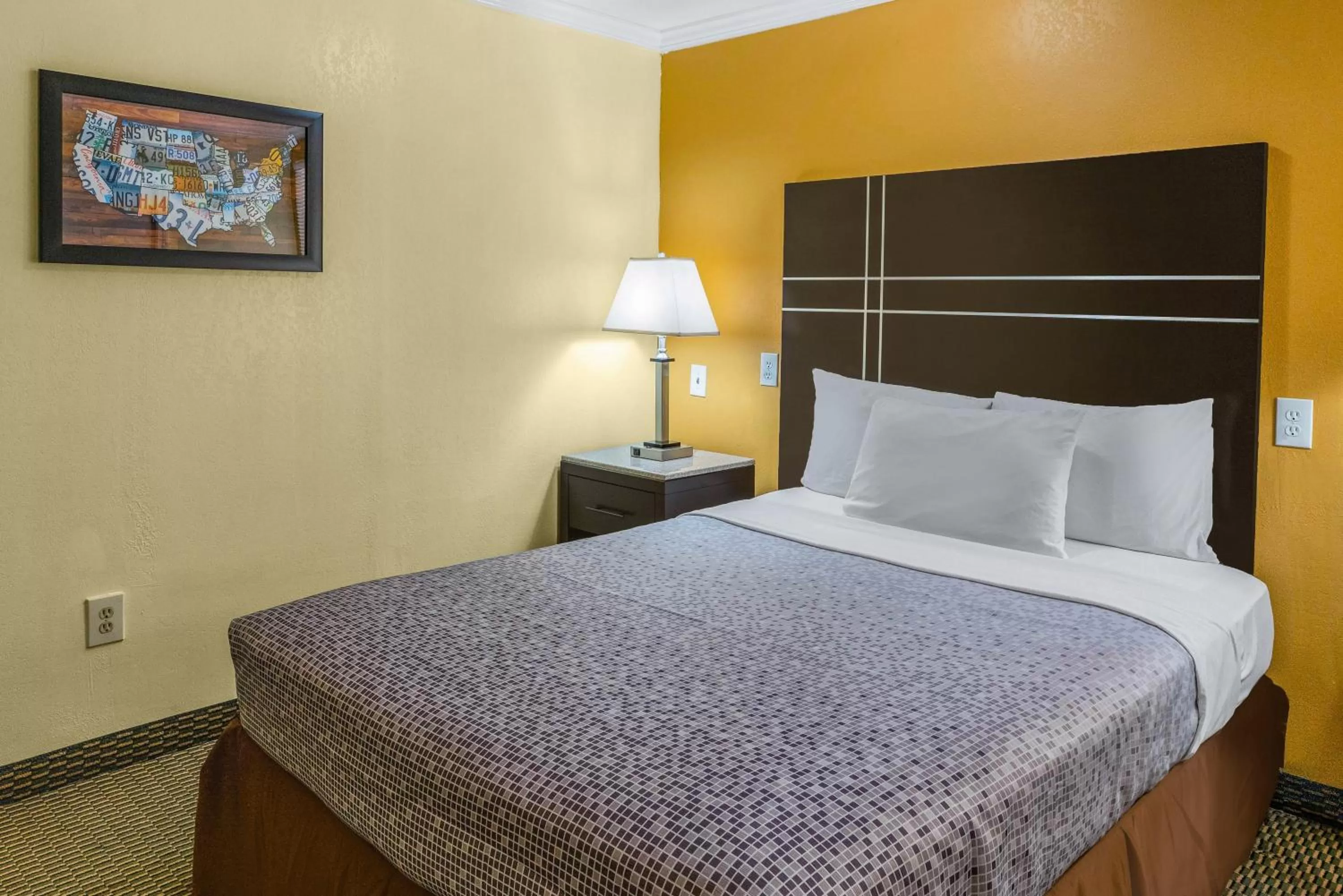 Bed in Econo Lodge Beach and Boardwalk