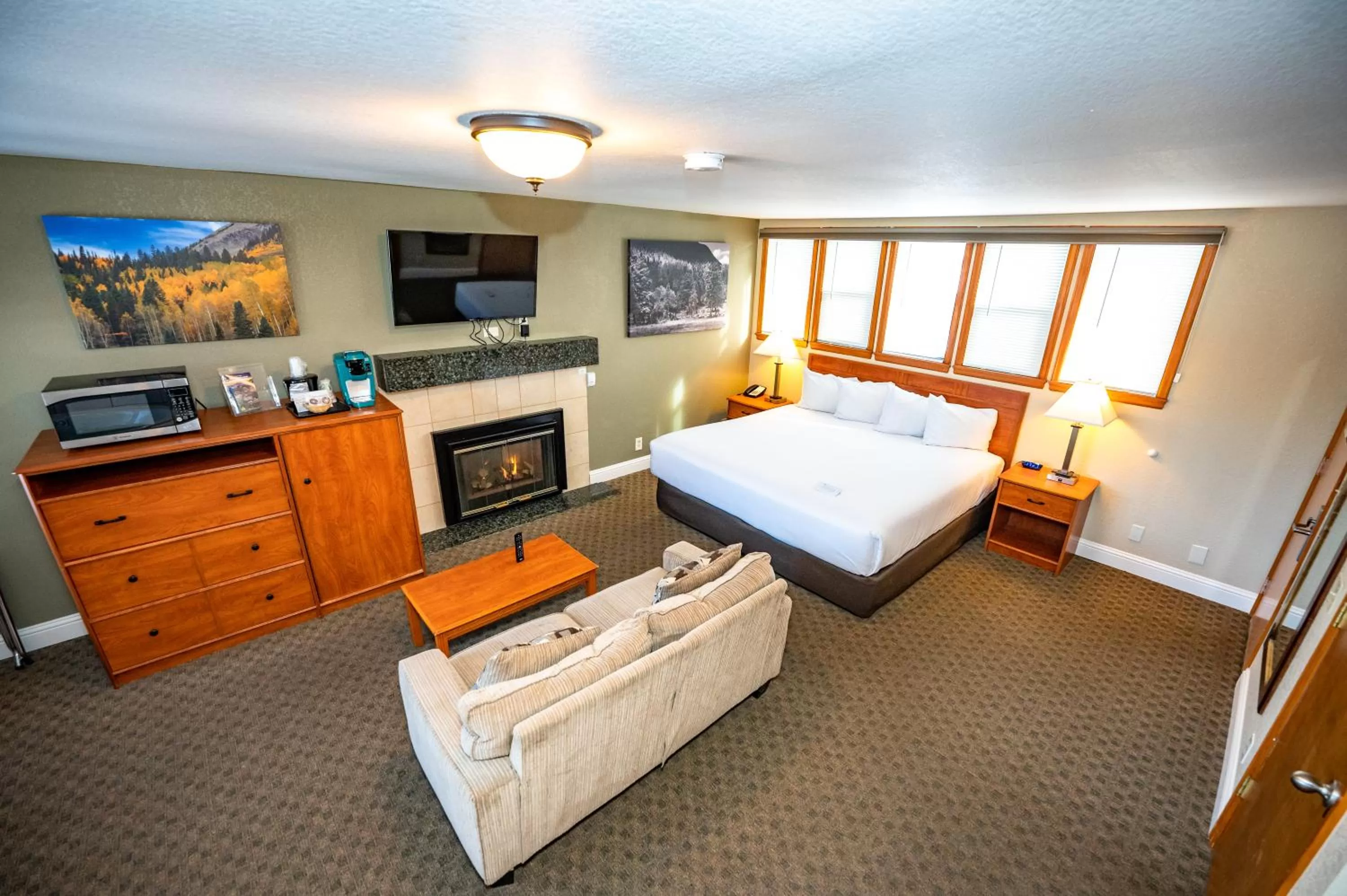 Photo of the whole room, Bed in Blue Door Inn