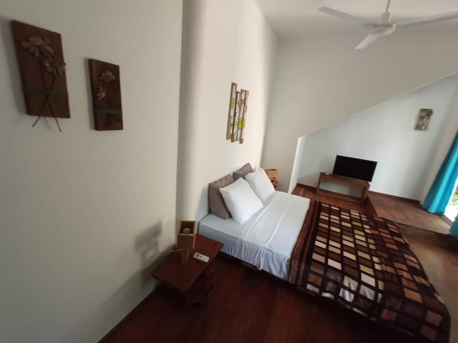 Bed in La Luciernaga Big Creek