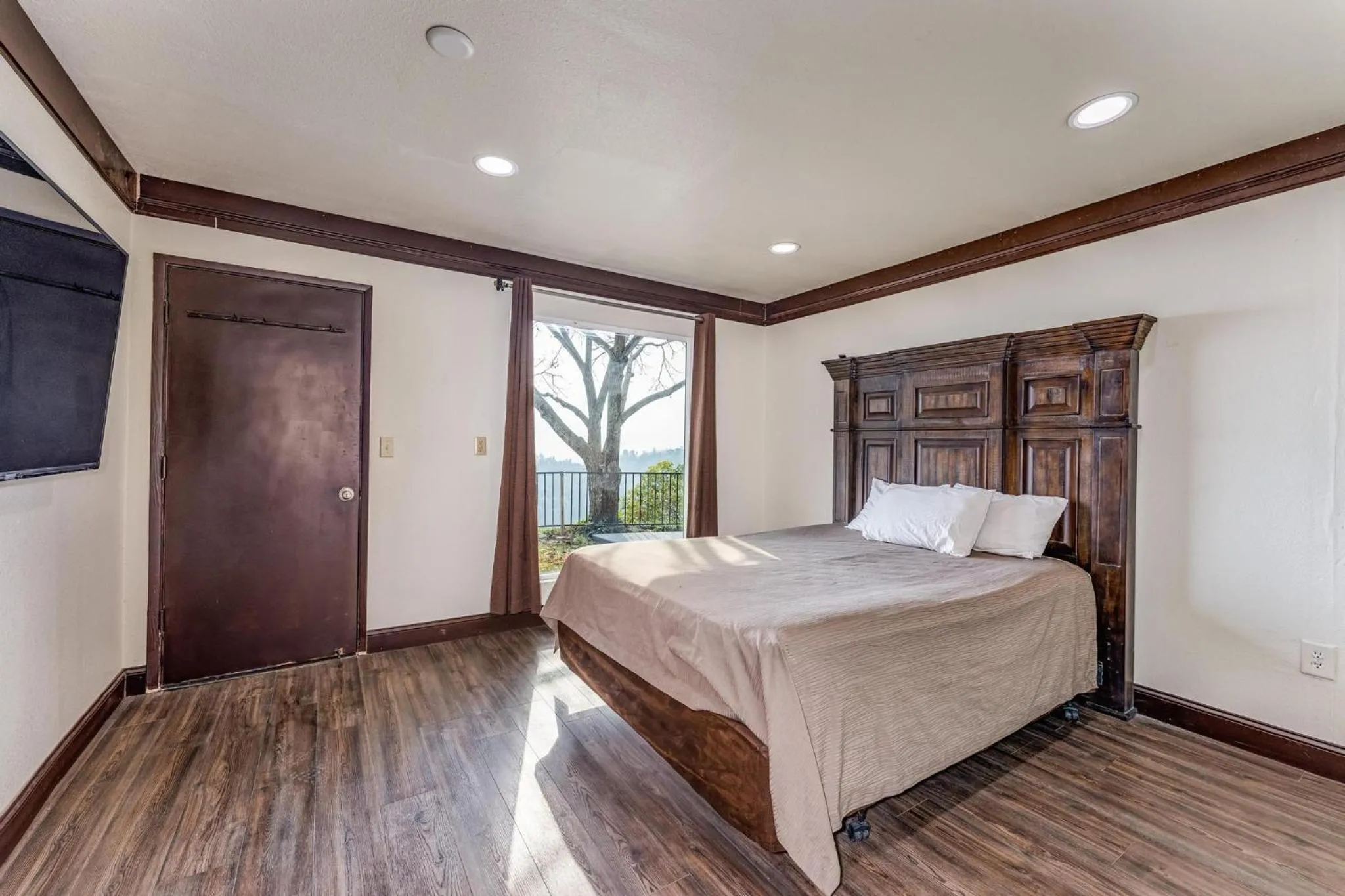 Bed in Mountain Trail Lodge and Vacation Rentals