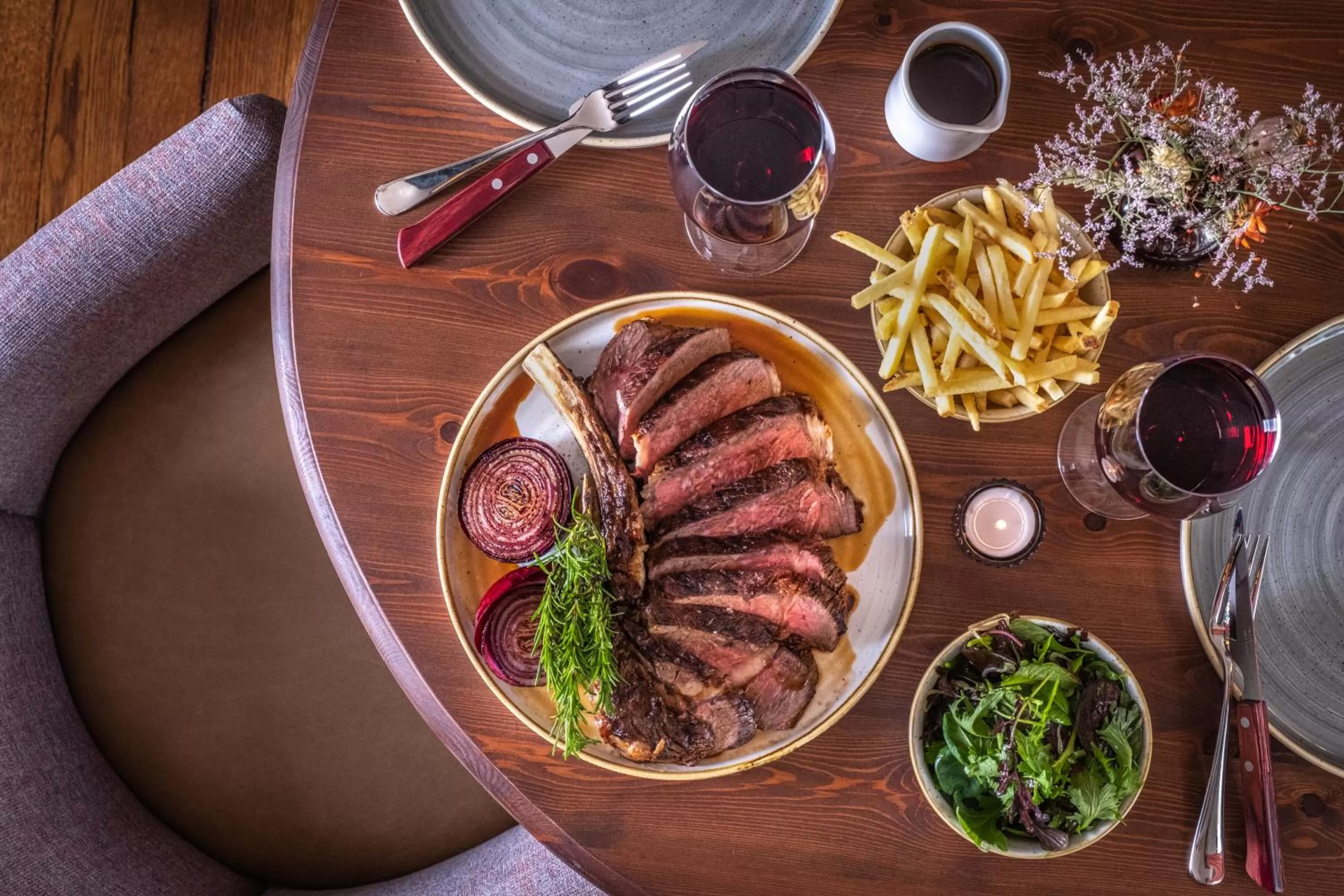 Restaurant/places to eat in The Feathers Holt