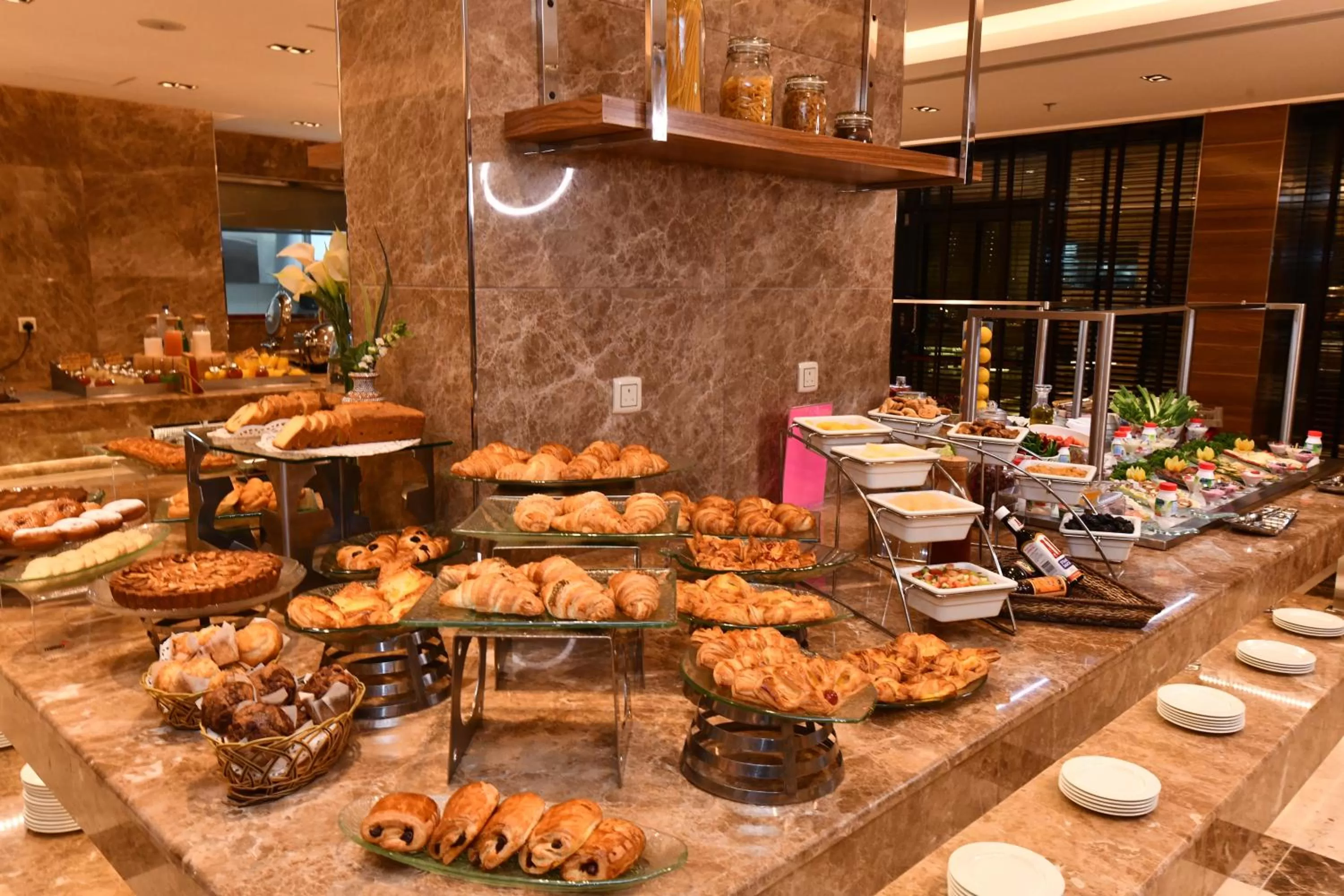 Restaurant/places to eat in Ramada by Wyndham Continental Jeddah