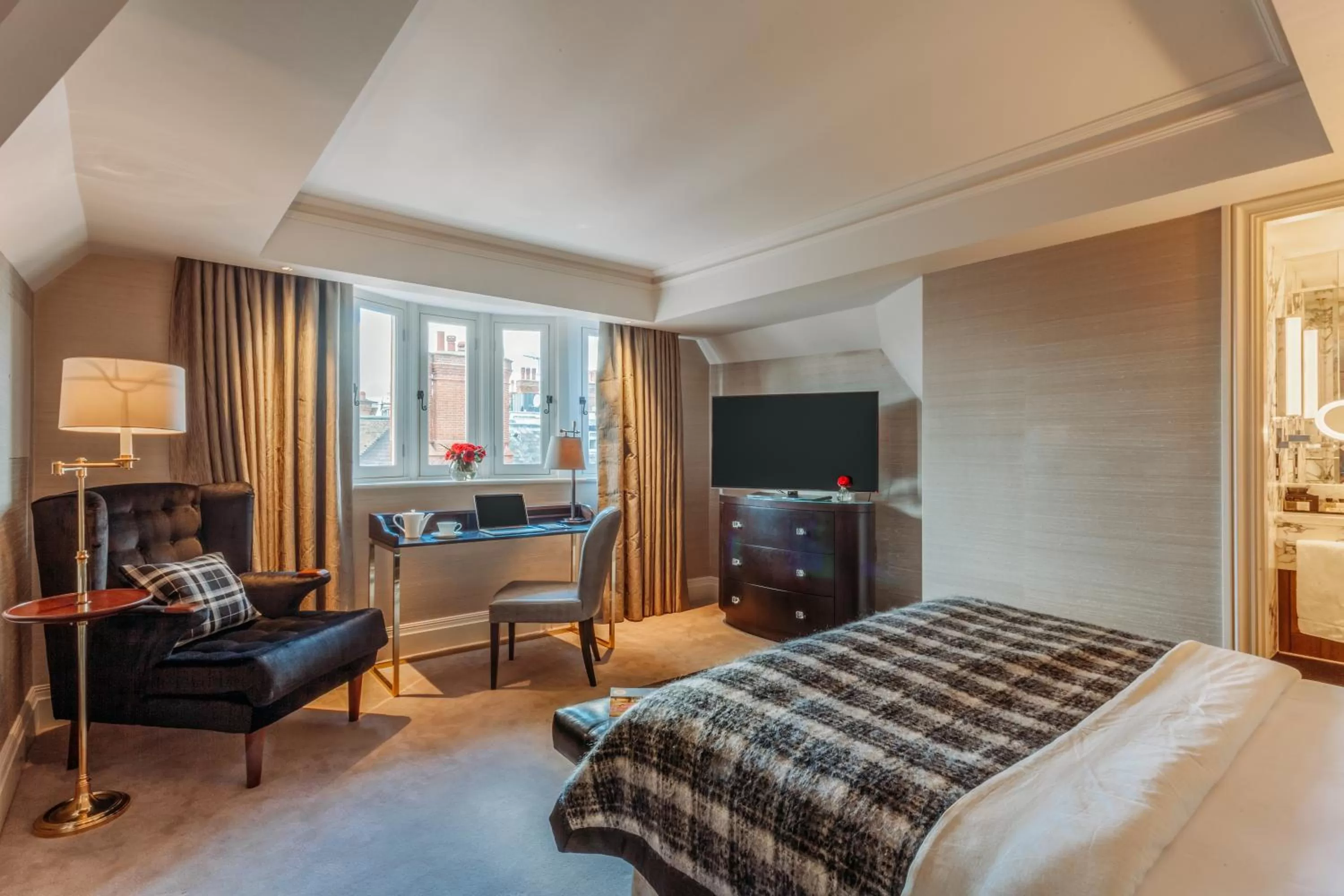 Photo of the whole room, Bed in 11 Cadogan Gardens and The Apartments by Iconic Luxury Hotels