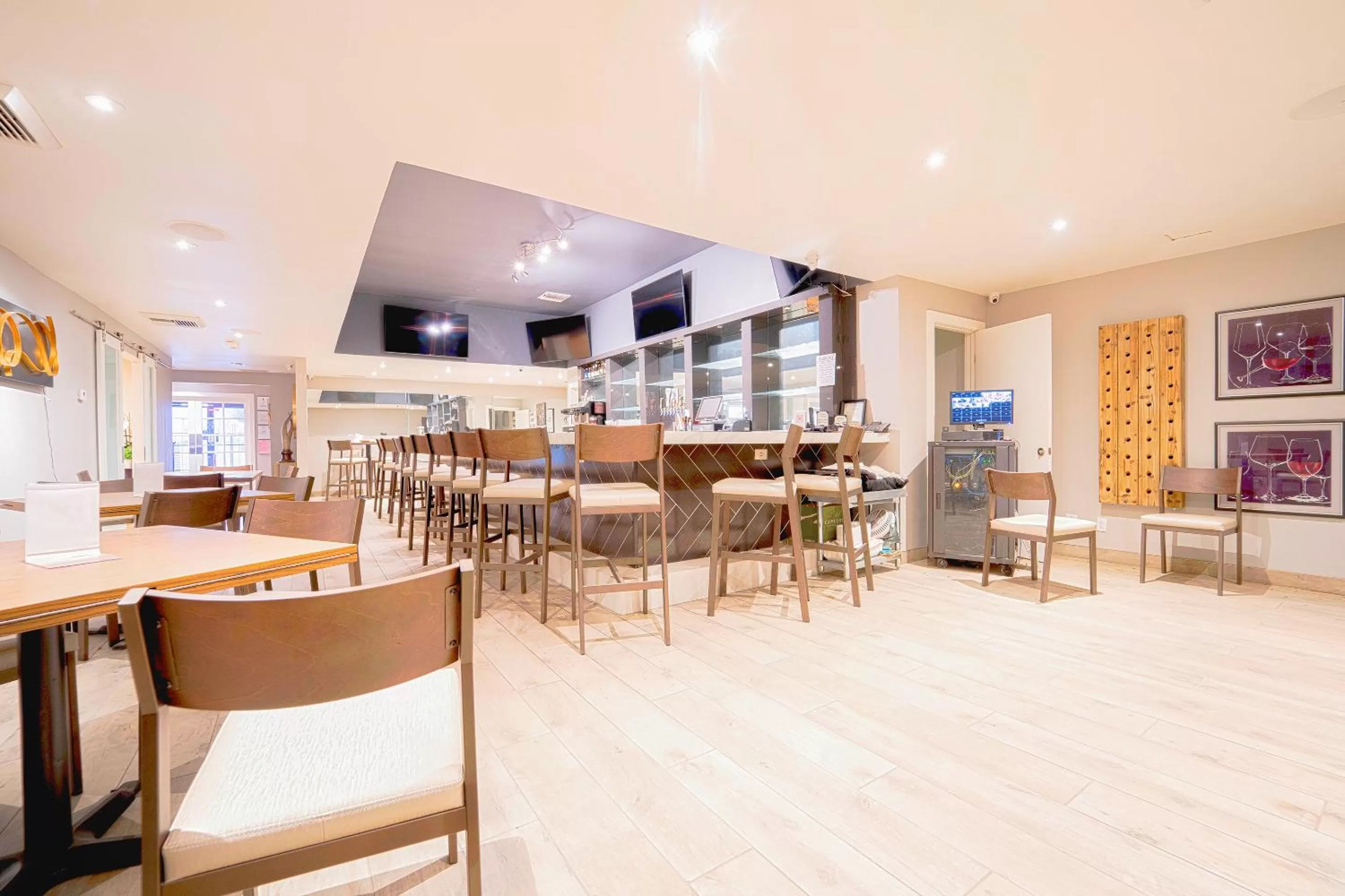 Restaurant/places to eat in Royal Plaza Inn