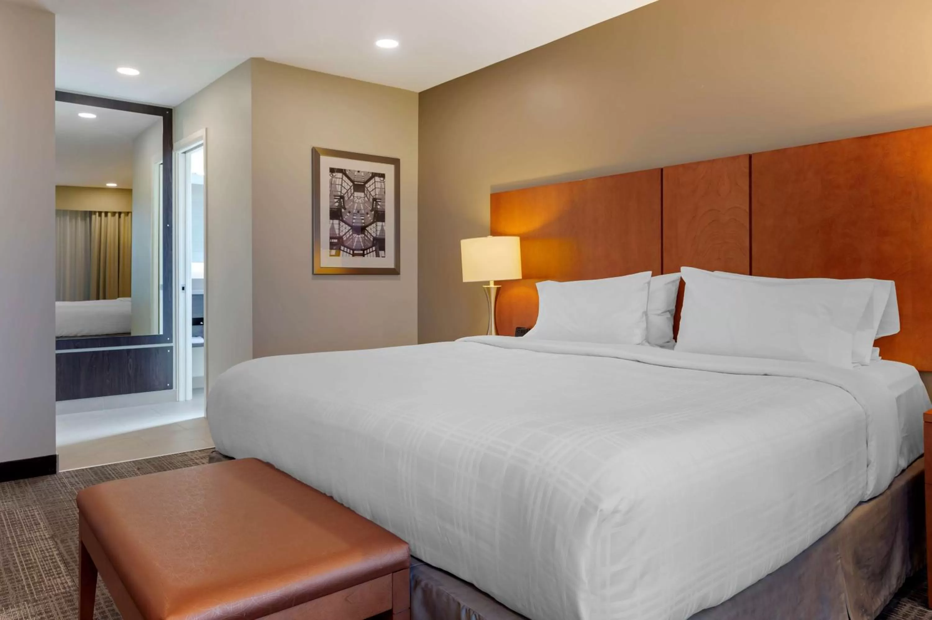 Photo of the whole room, Bed in Best Western Plus Gatineau-Ottawa Downtown