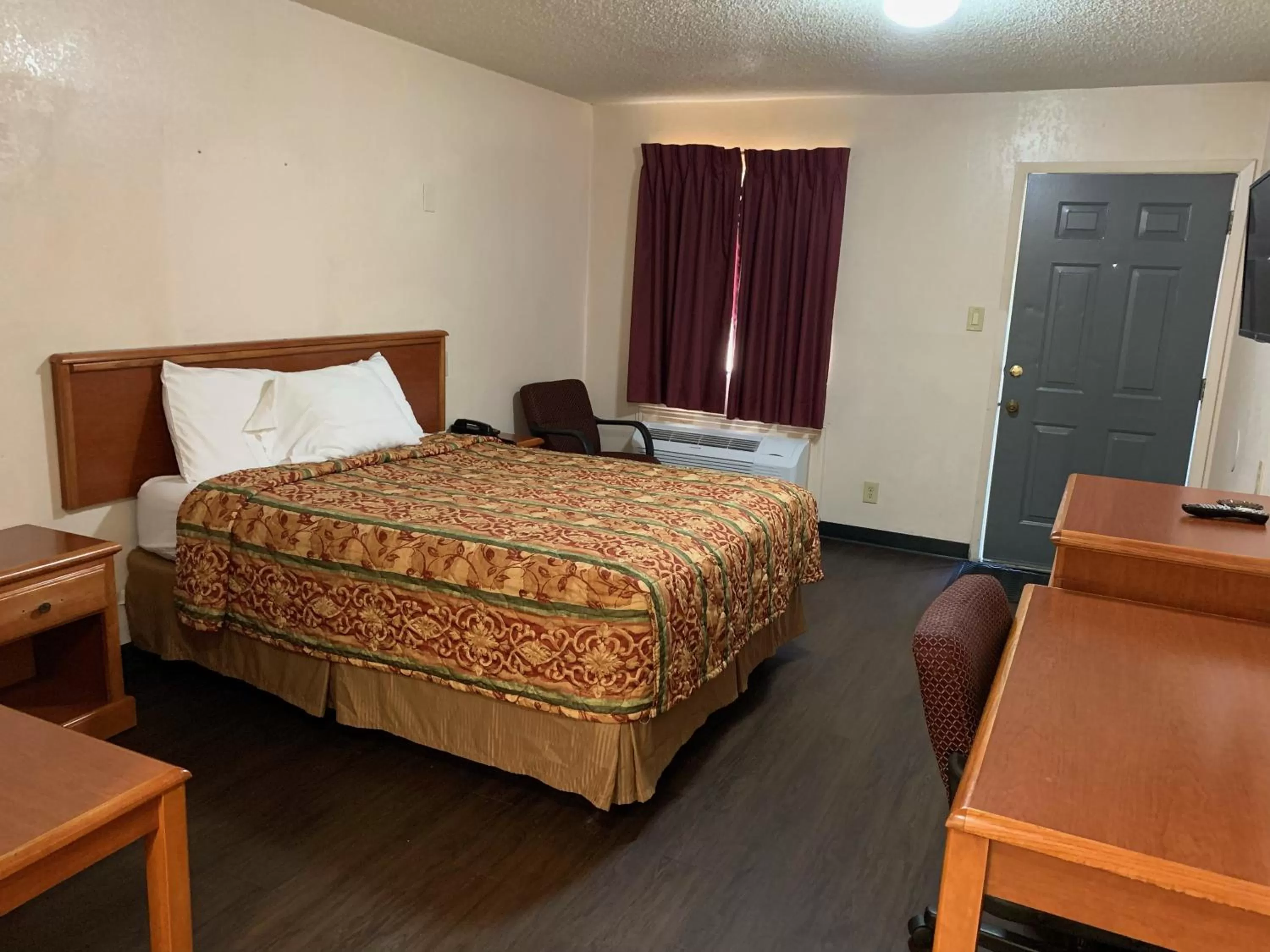 Bed in Regency Inn Jewett