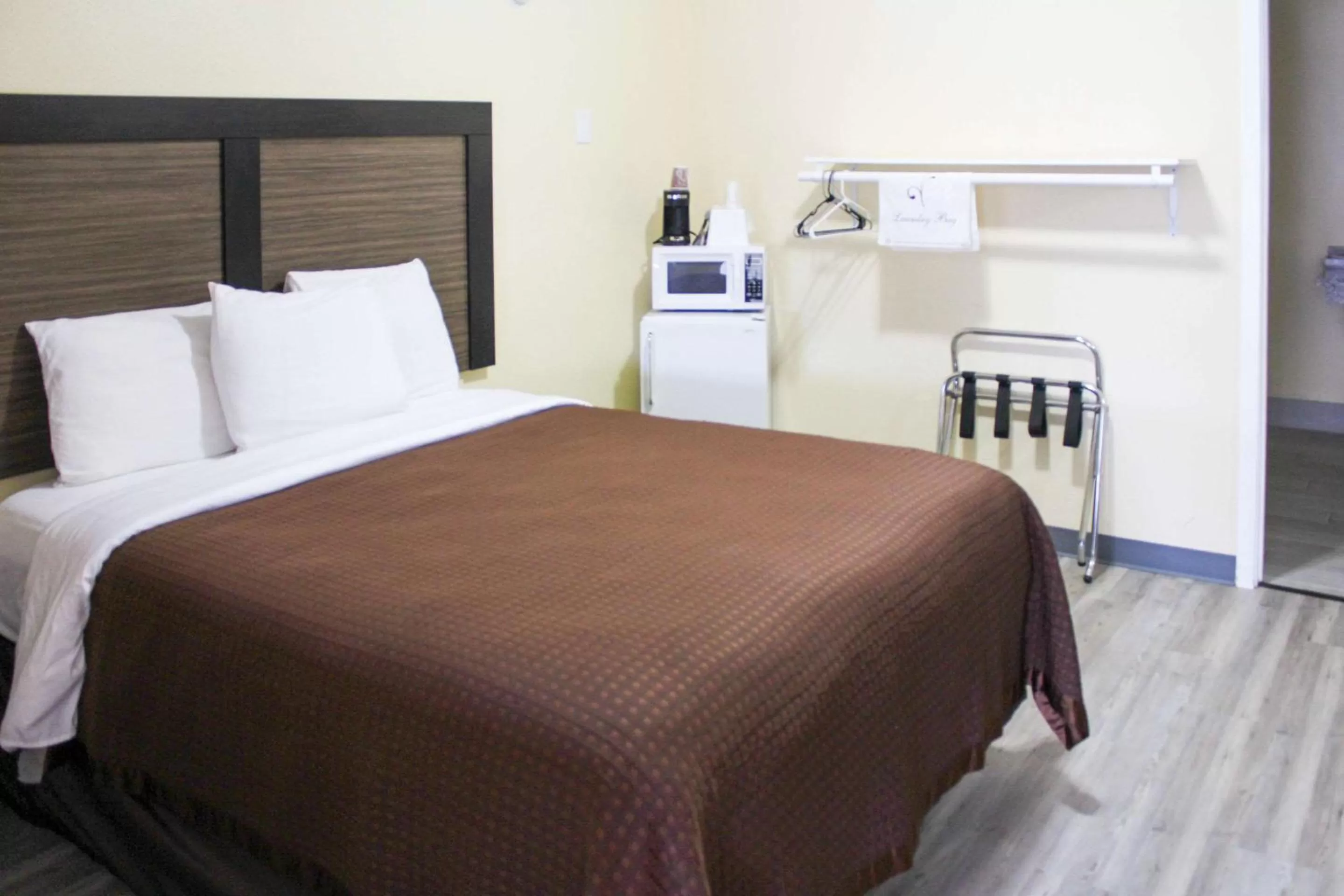 Bedroom, Bed in Rodeway Inn Medford South I-5