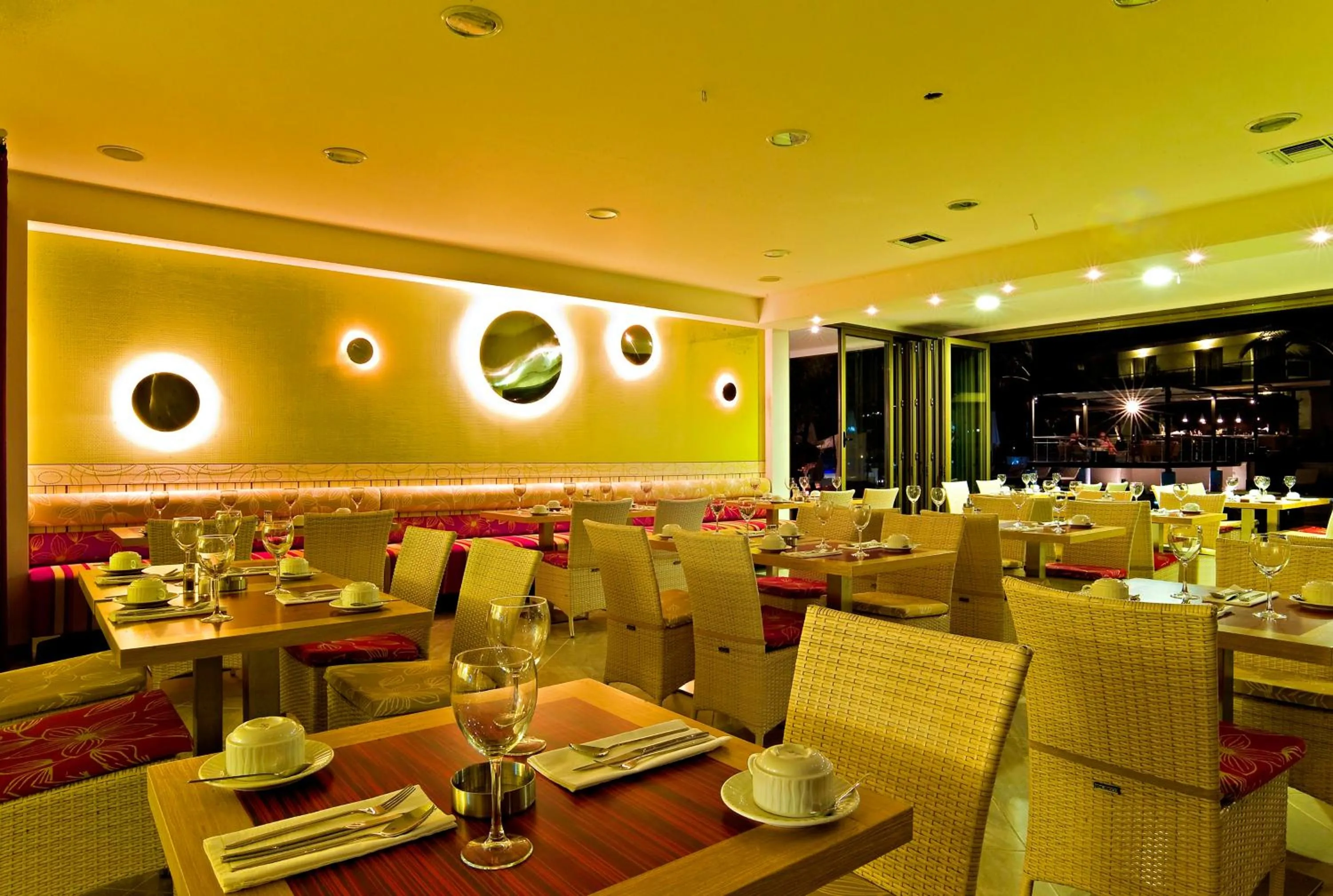 Restaurant/places to eat in Flegra Palace