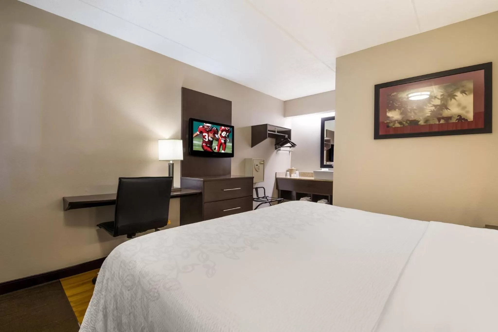 Photo of the whole room, Bed in Red Roof Inn PLUS+ Nashville Airport