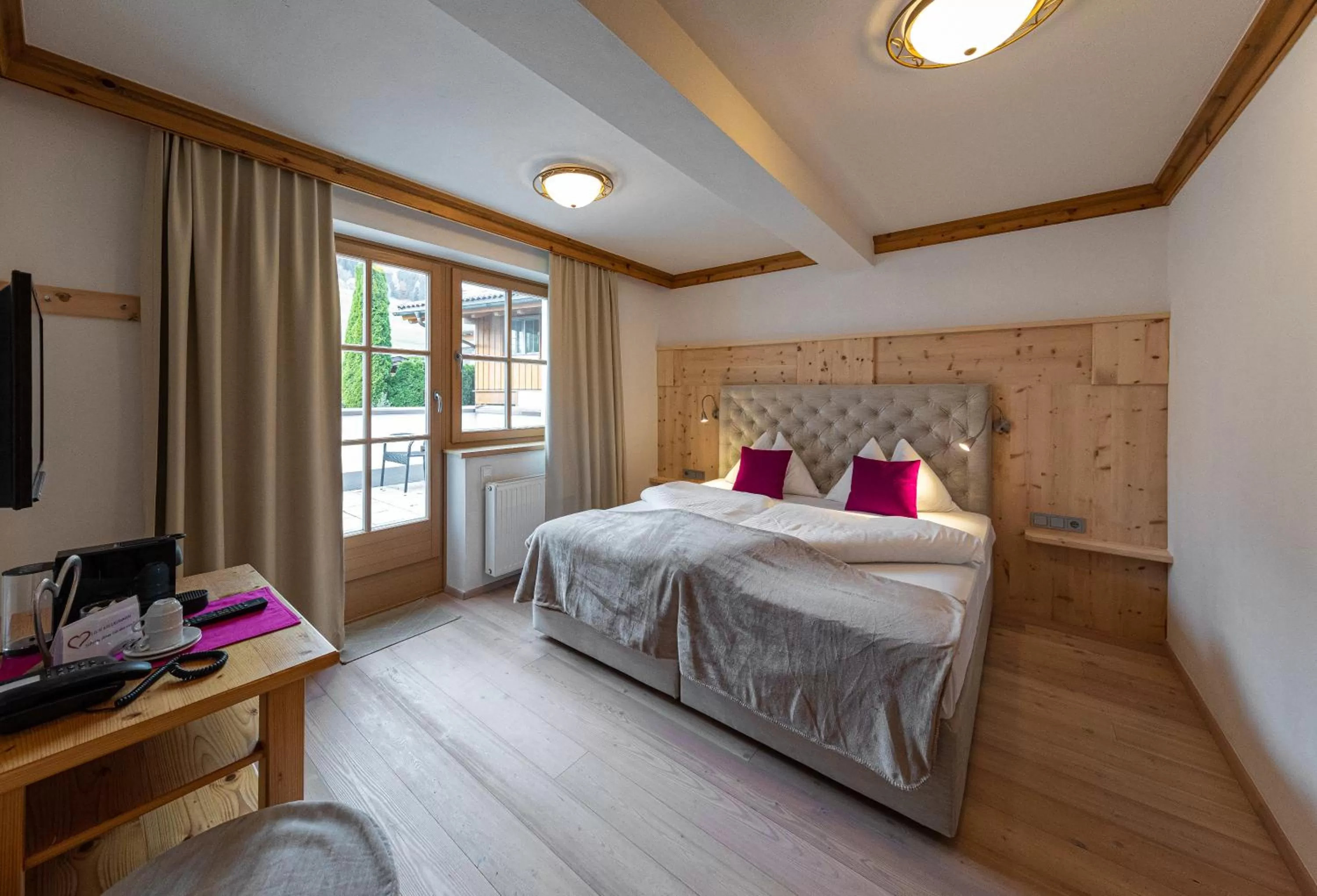 Bedroom, Bed in Hotel und Alpen Apartments mit Sauna - Bürglhöh