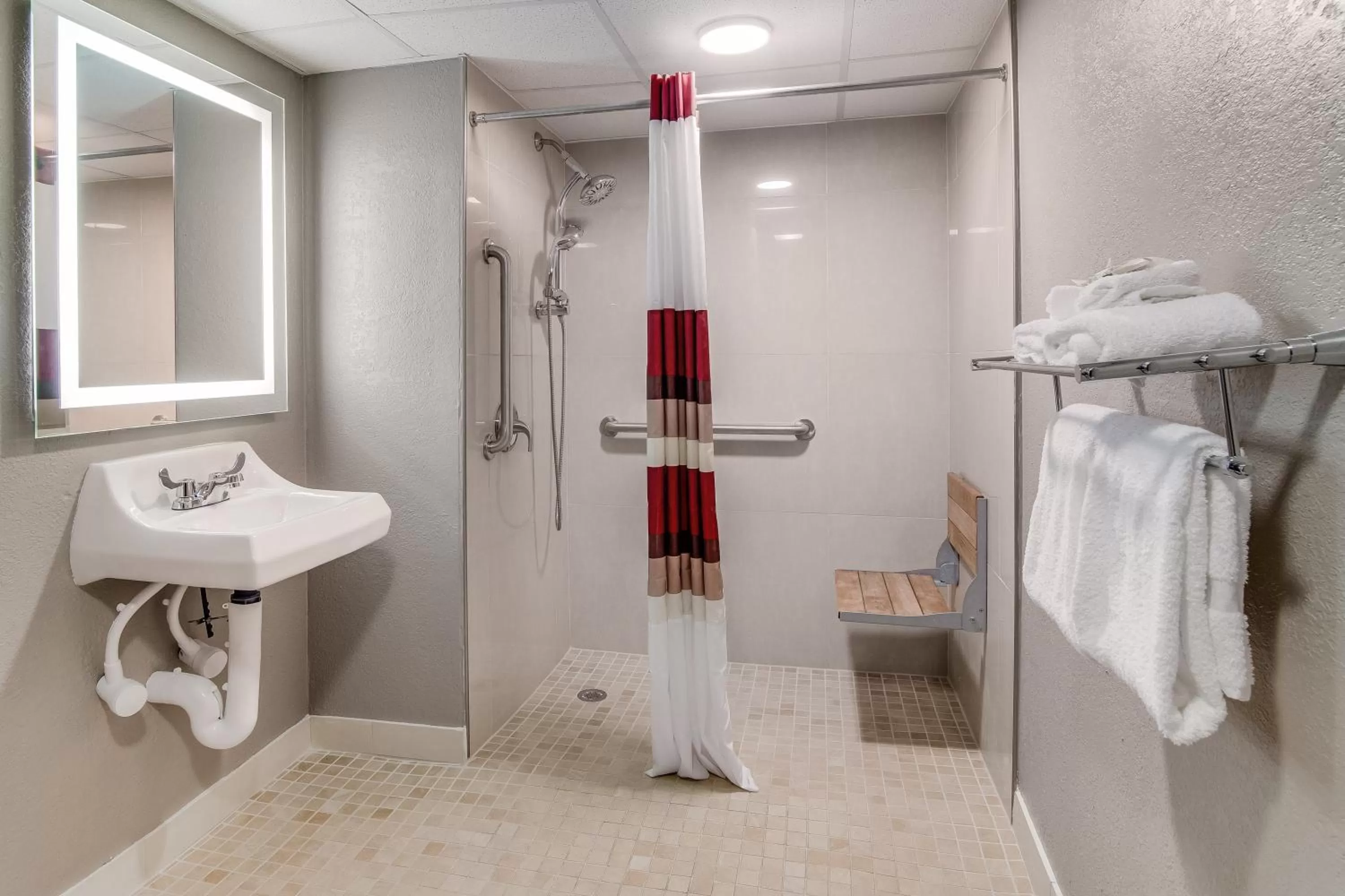 Bathroom in Red Roof Inn St George, SC